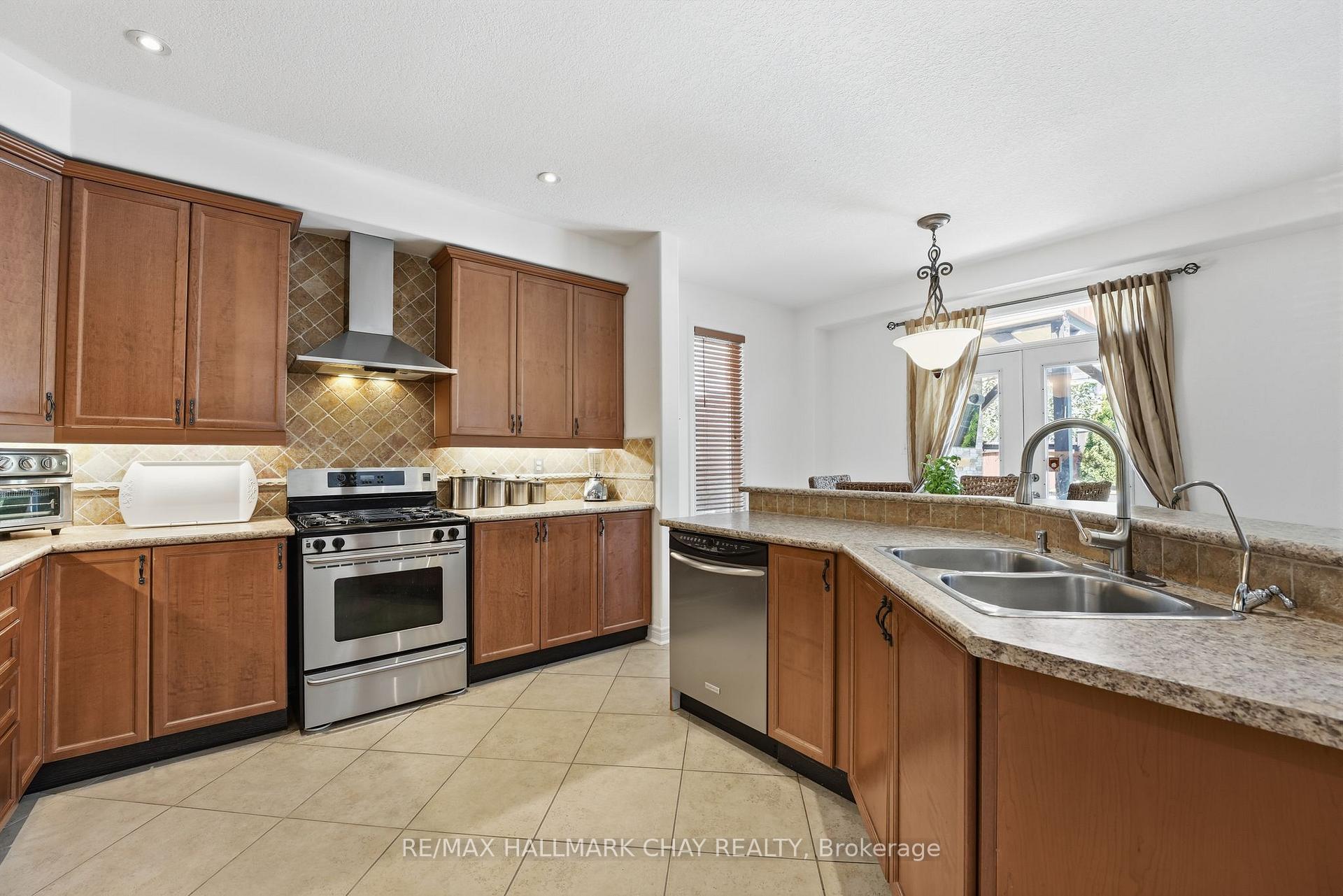 Photo 9 of 12 Parisian Crescent, Barrie, Innis-Shore — HOMEH