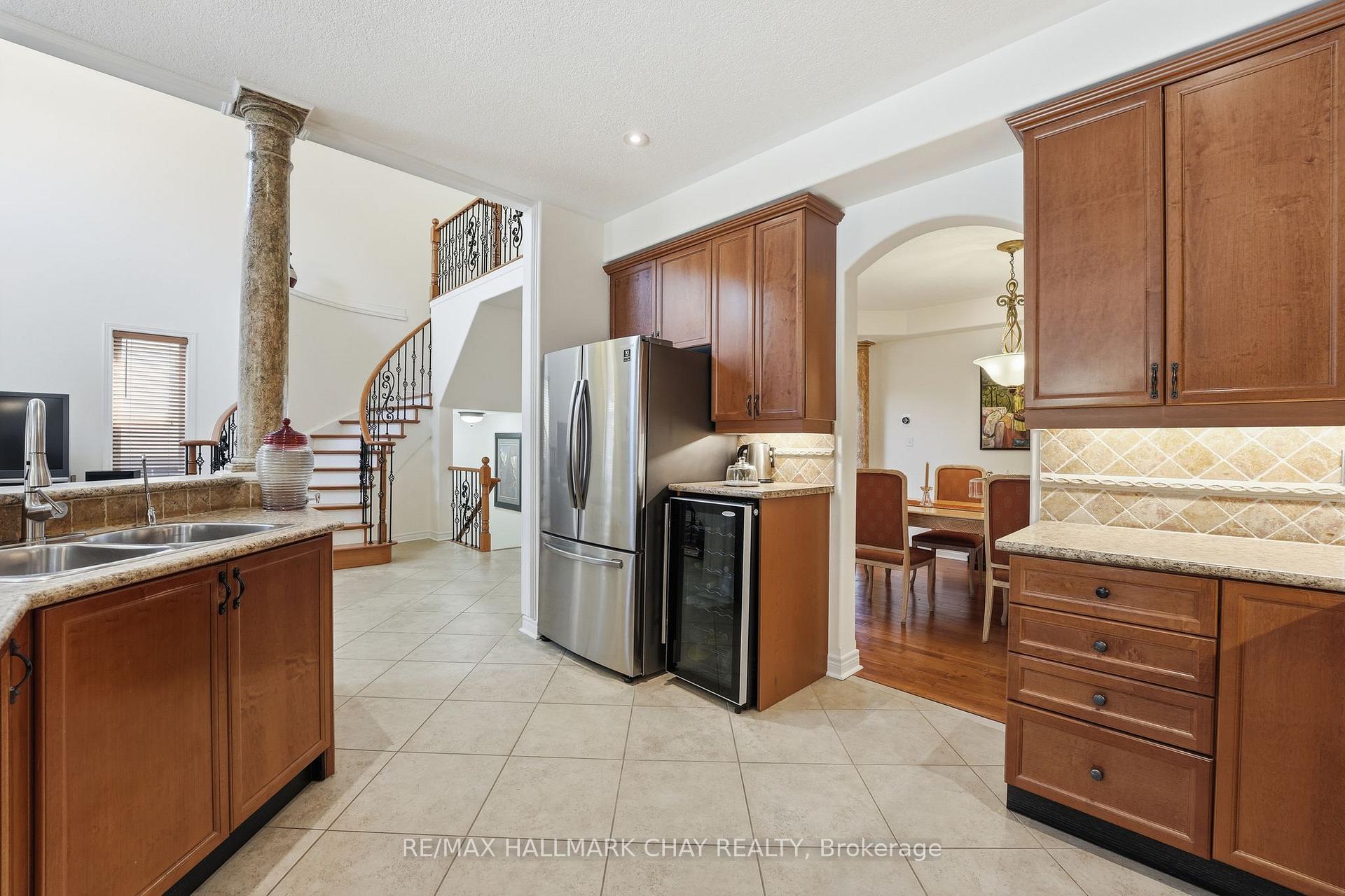 Photo 10 of 12 Parisian Crescent, Barrie, Innis-Shore — HOMEH