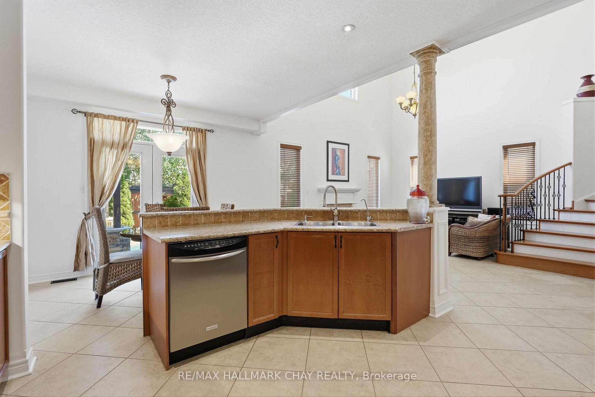 Photo 11 of 12 Parisian Crescent, Barrie, Innis-Shore — HOMEH