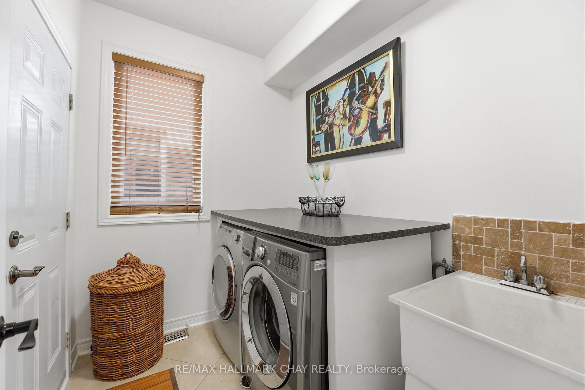 Photo 17 of 12 Parisian Crescent, Barrie, Innis-Shore — HOMEH