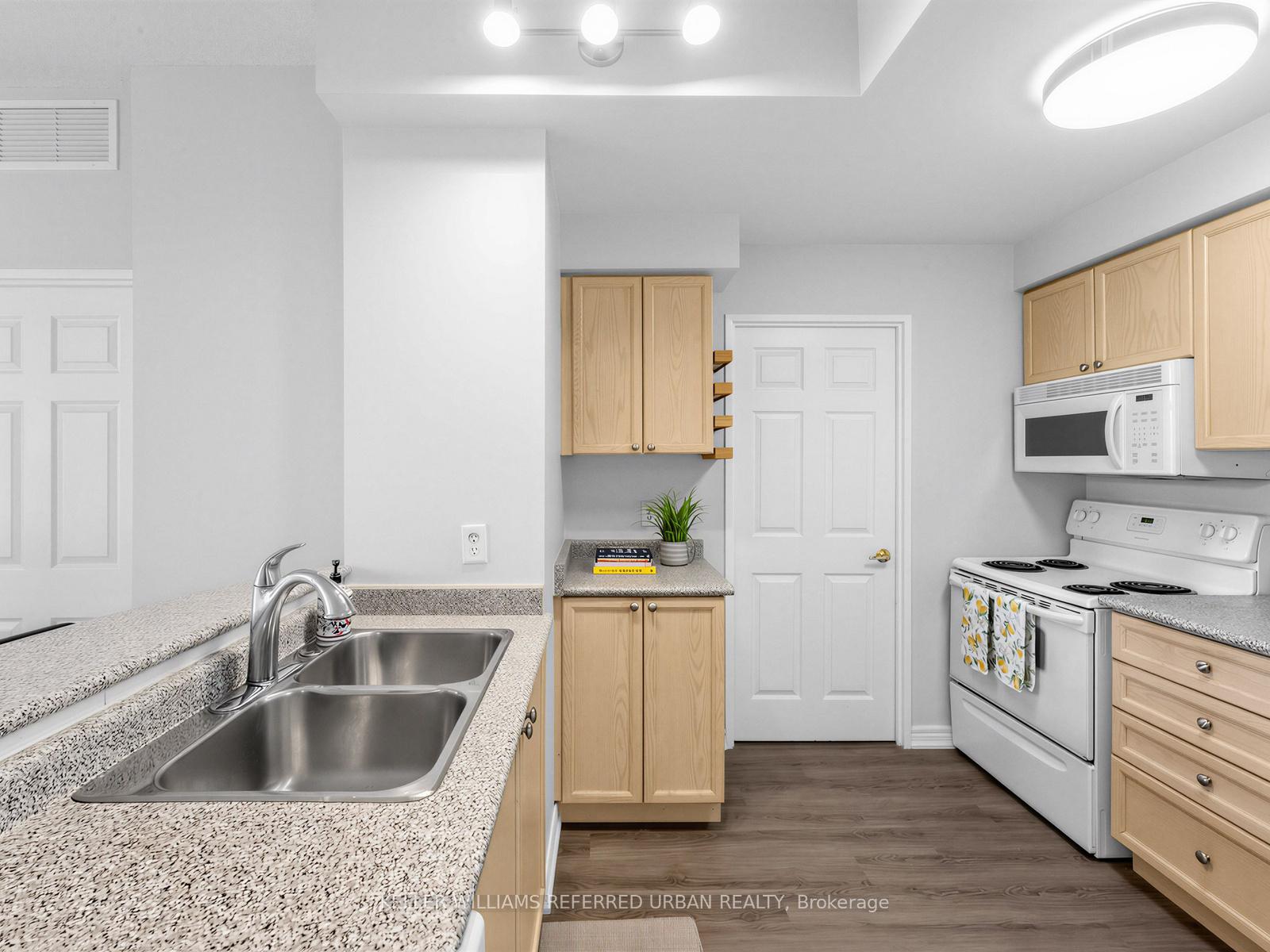 Photo 12 of Unit 406, 2301 Parkhaven Boulevard, Oakville, River Oaks — HOMEH