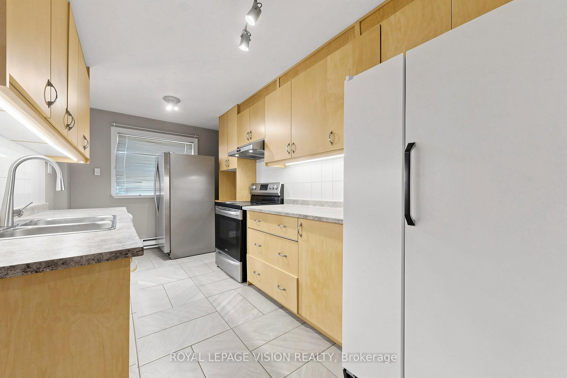 Photo 12 of 6 Hector Court, Brampton, Central Park — HOMEH