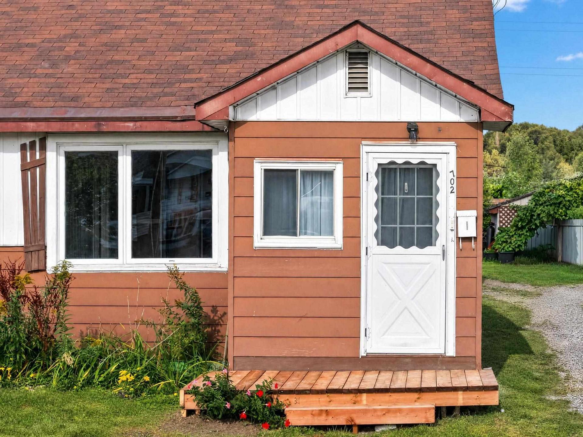 Photo 2 of 702 Lennox Avenue, Sault Ste Marie, Ward 4 — HOMEH