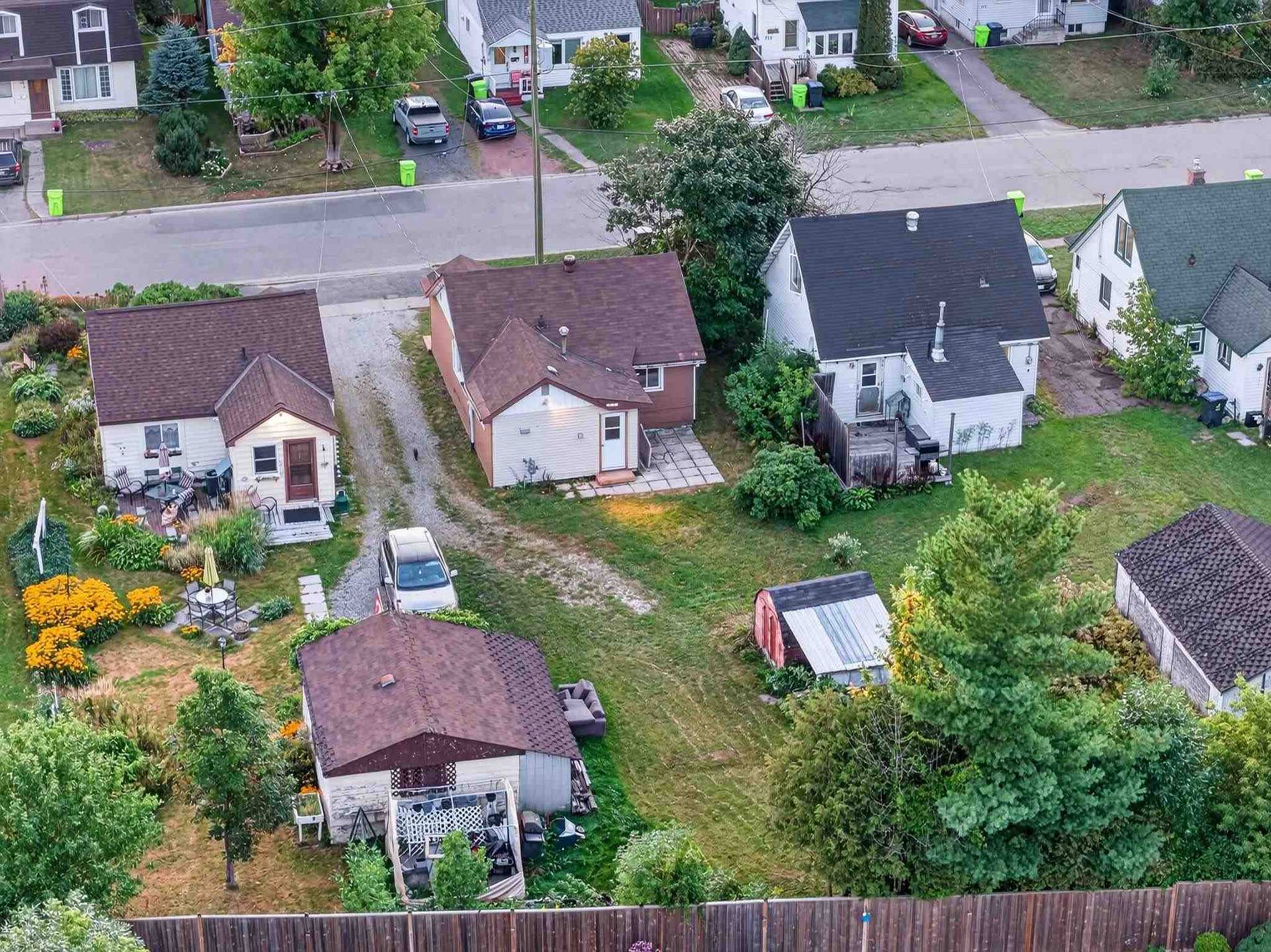 Photo 10 of 702 Lennox Avenue, Sault Ste Marie, Ward 4 — HOMEH