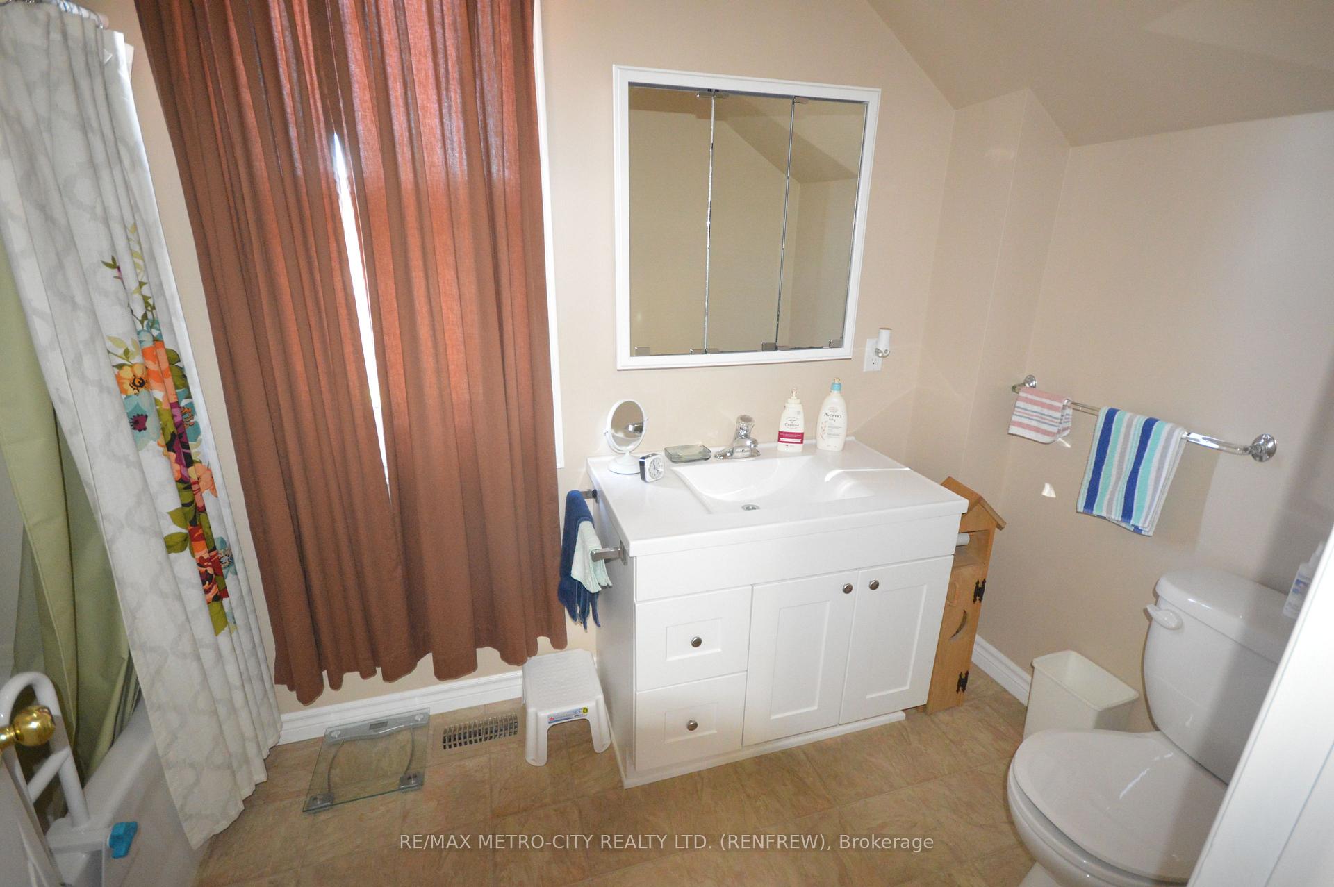 Photo 10 of 151 June Street, Renfrew, Renfrew — HOMEH