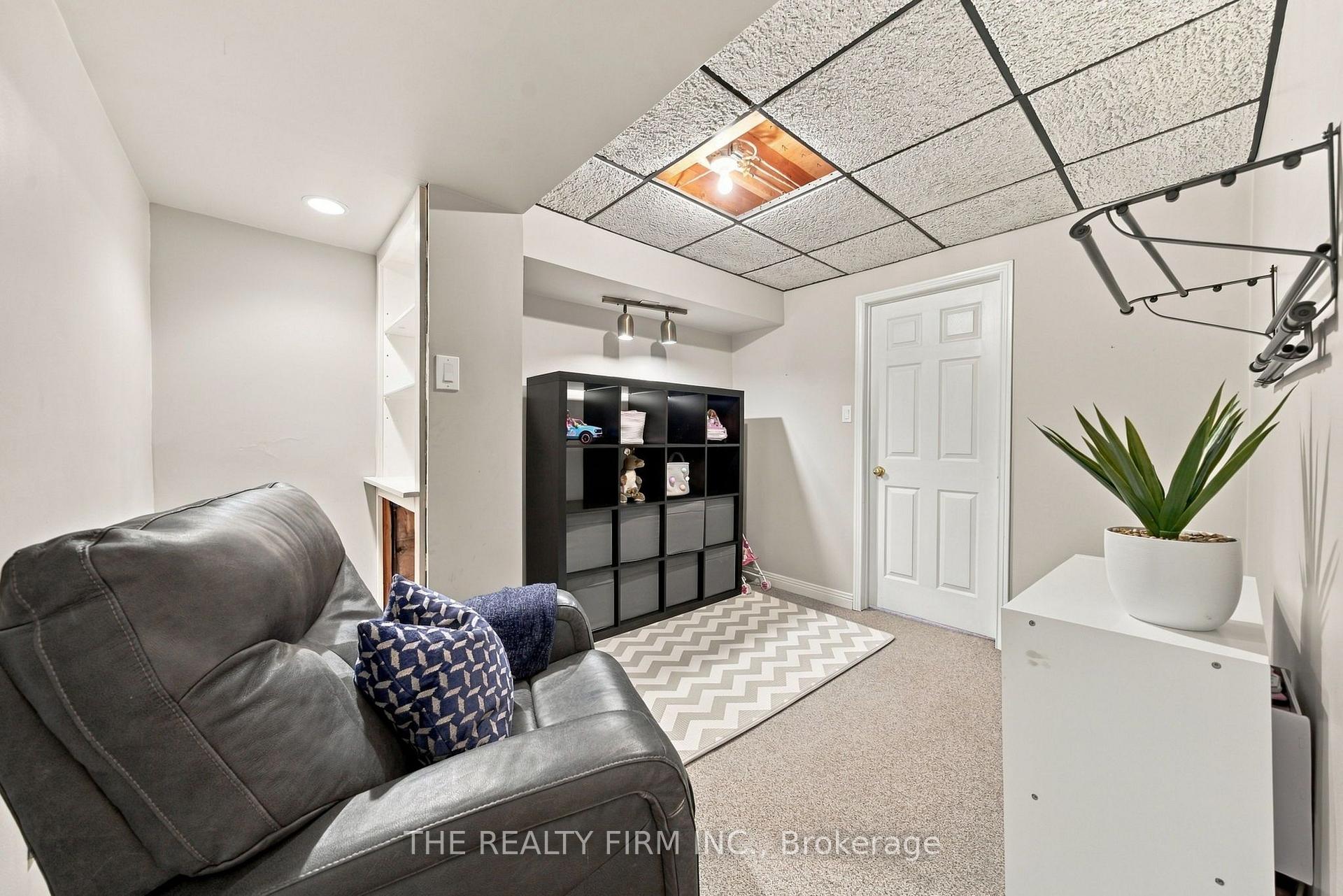 Photo 33 of 43 Fairlane Crescent, London, South K — HOMEH