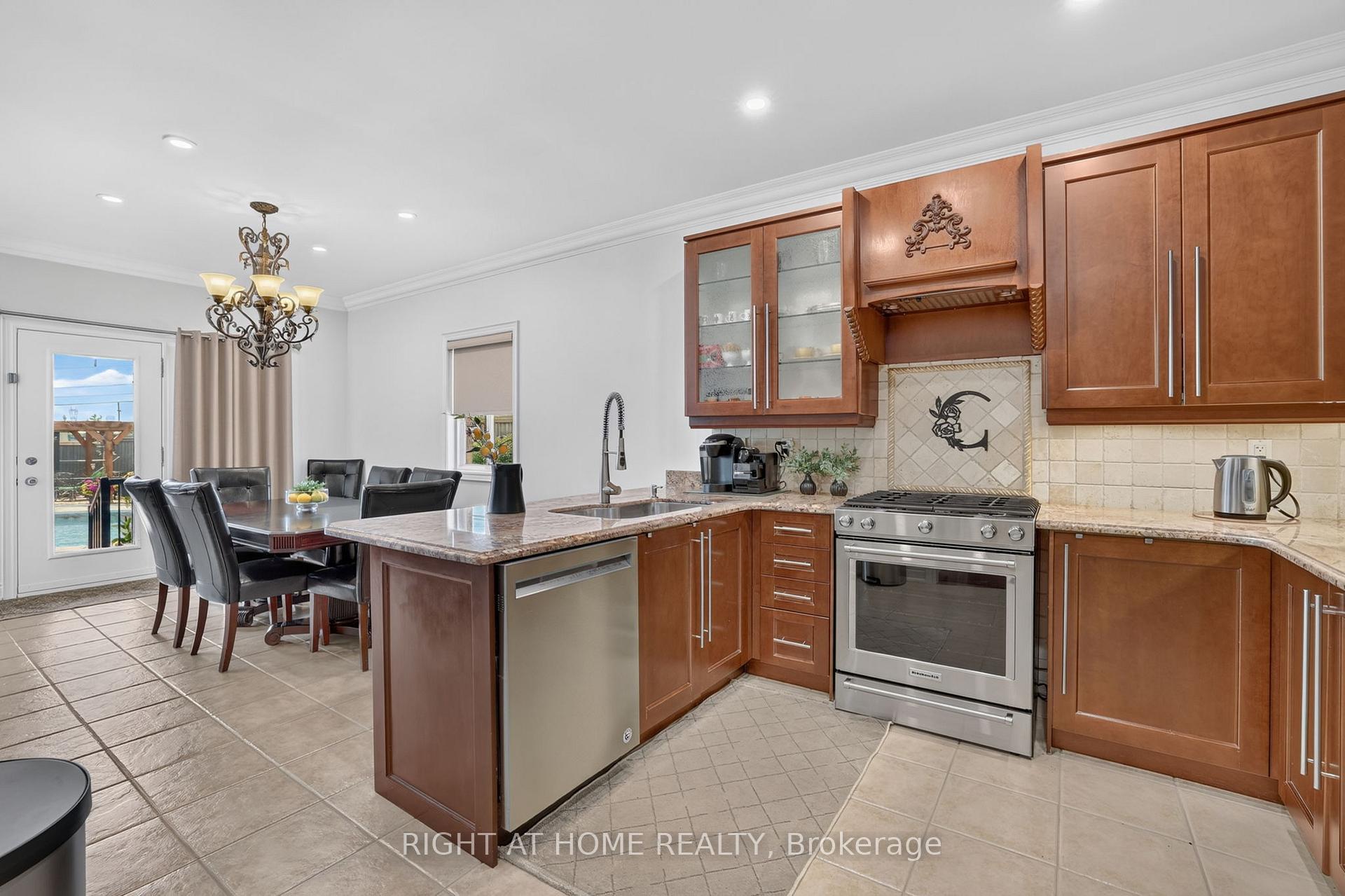 Photo 8 of 66 Sanremo Court, Vaughan, West Woodbridge — HOMEH