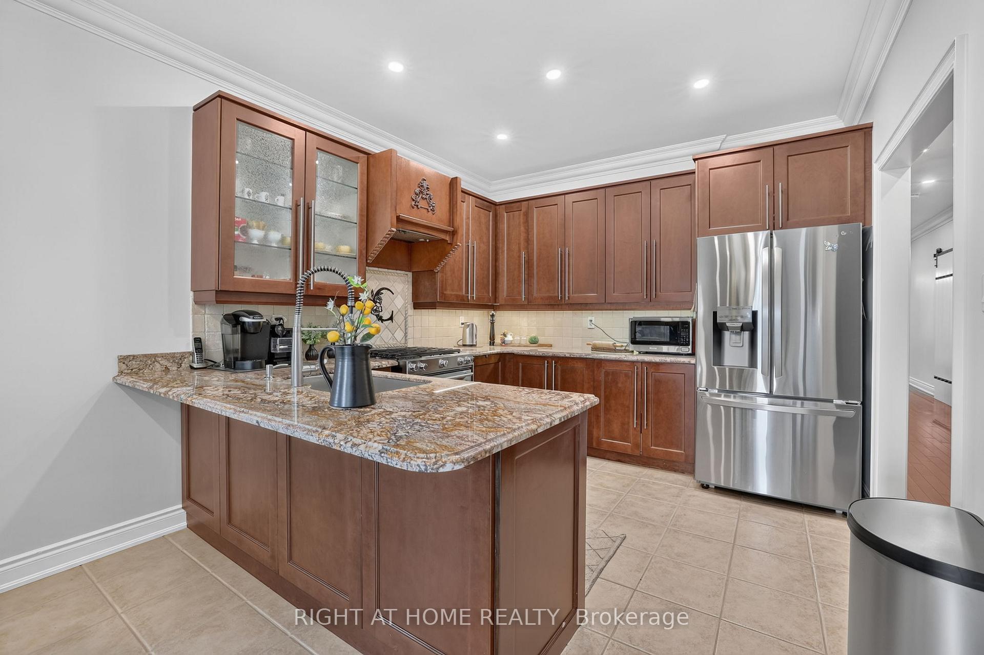 Photo 9 of 66 Sanremo Court, Vaughan, West Woodbridge — HOMEH