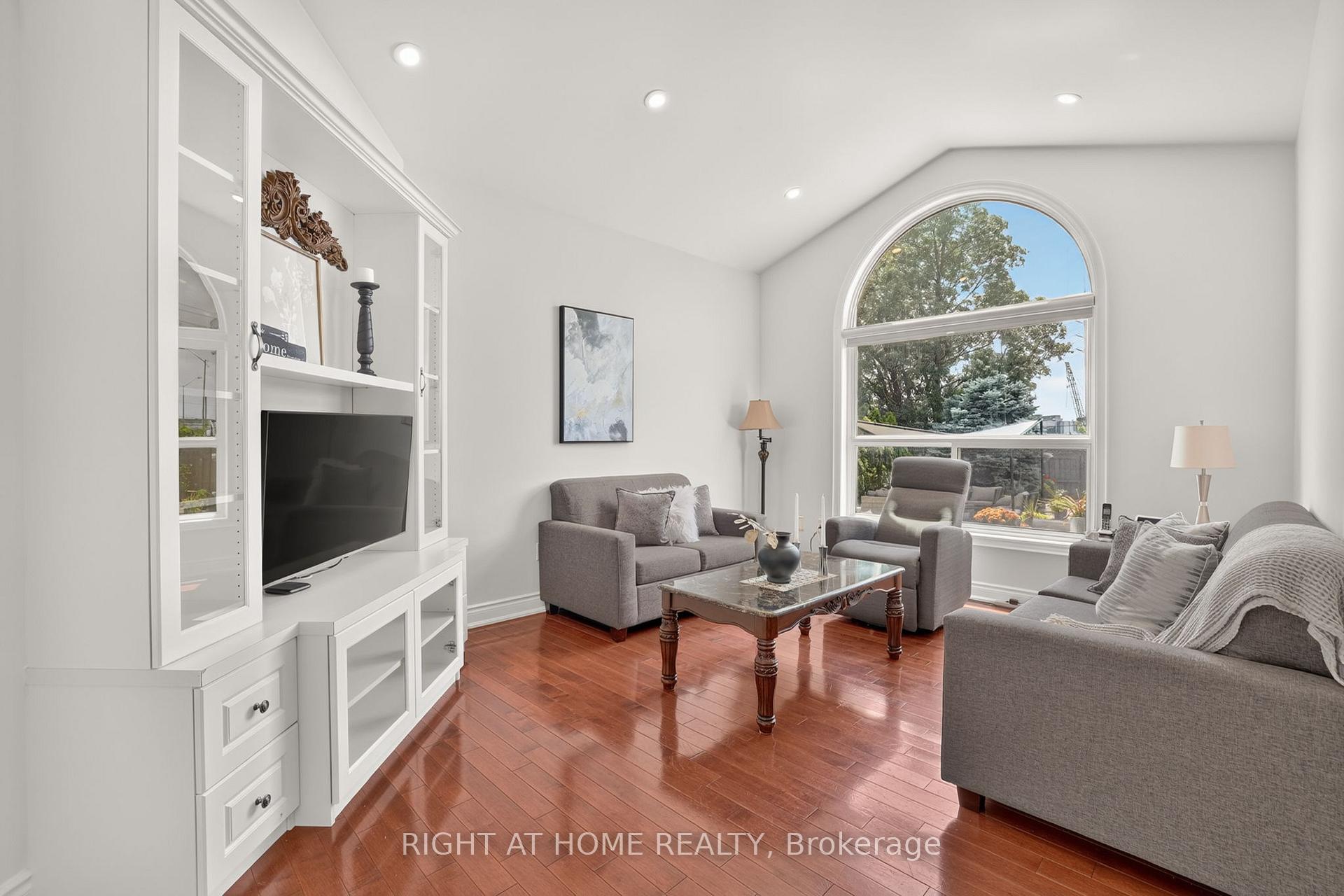 Photo 11 of 66 Sanremo Court, Vaughan, West Woodbridge — HOMEH