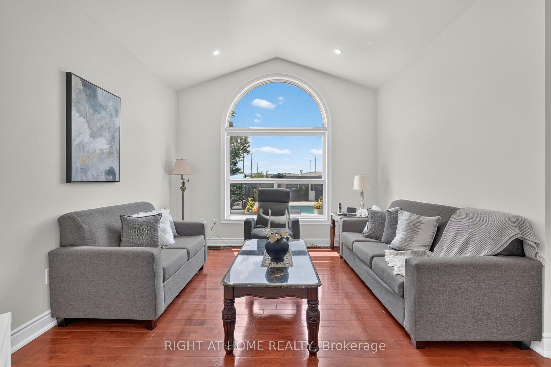 Photo 12 of 66 Sanremo Court, Vaughan, West Woodbridge — HOMEH