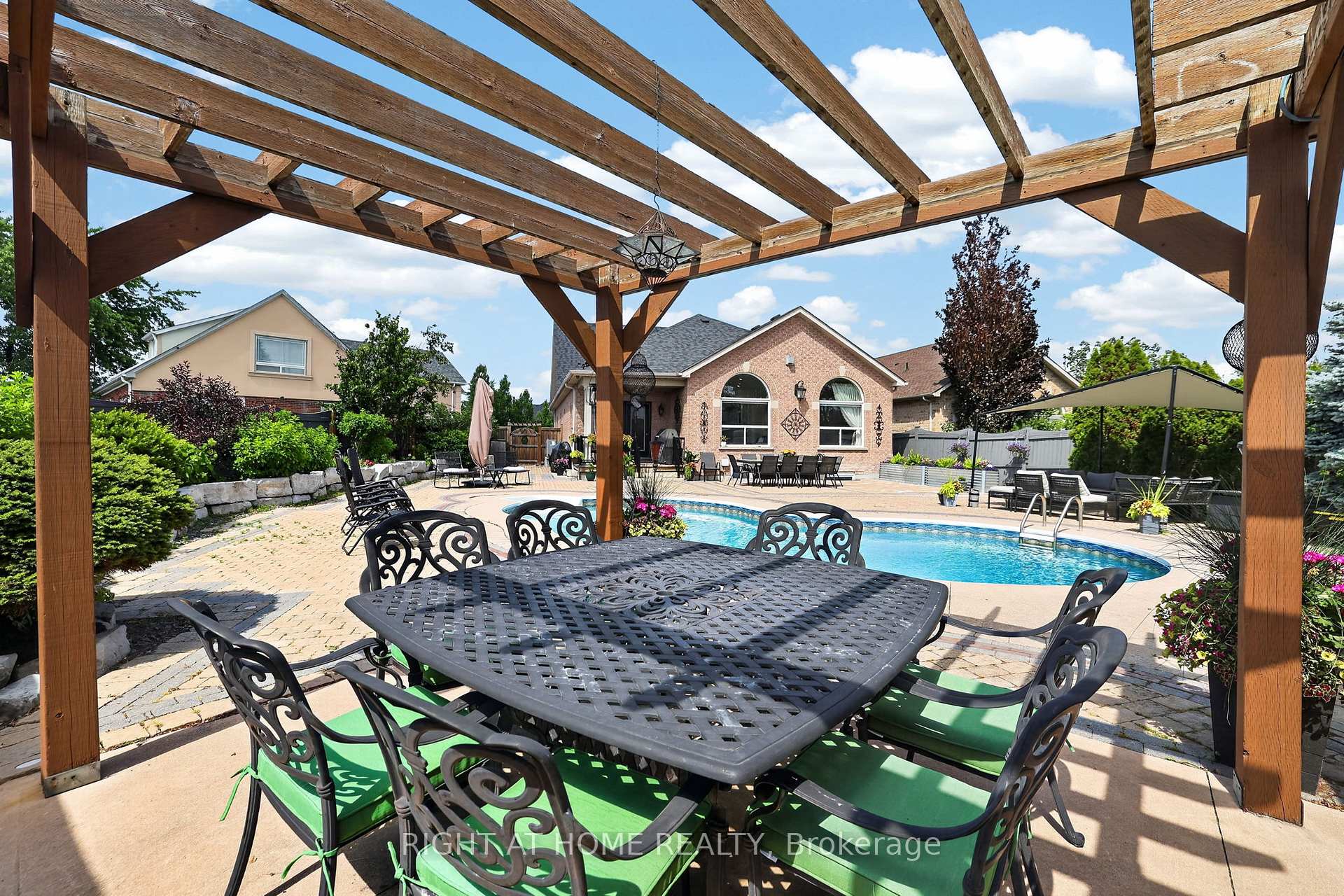 Photo 42 of 66 Sanremo Court, Vaughan, West Woodbridge — HOMEH