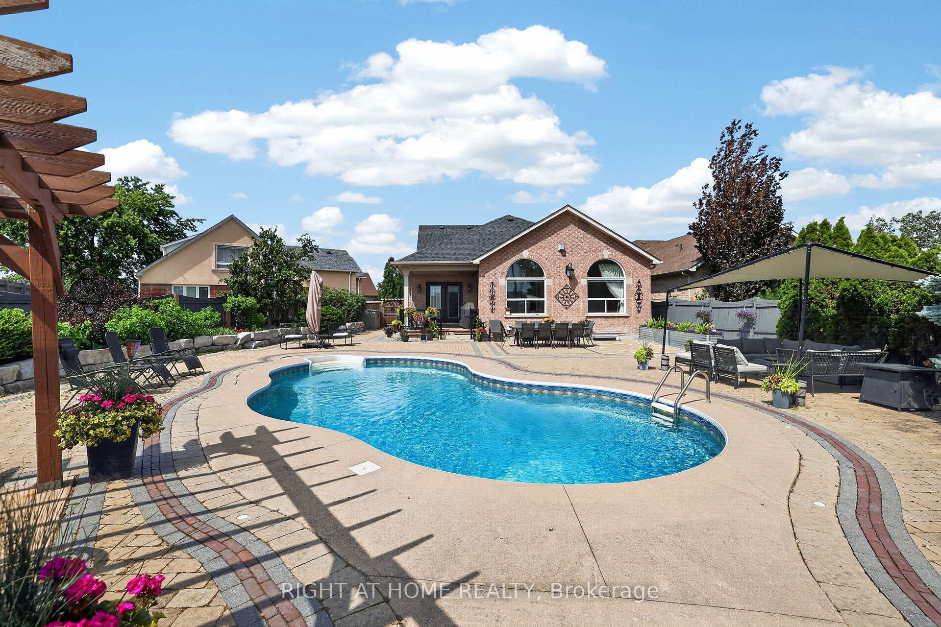 Photo 44 of 66 Sanremo Court, Vaughan, West Woodbridge — HOMEH
