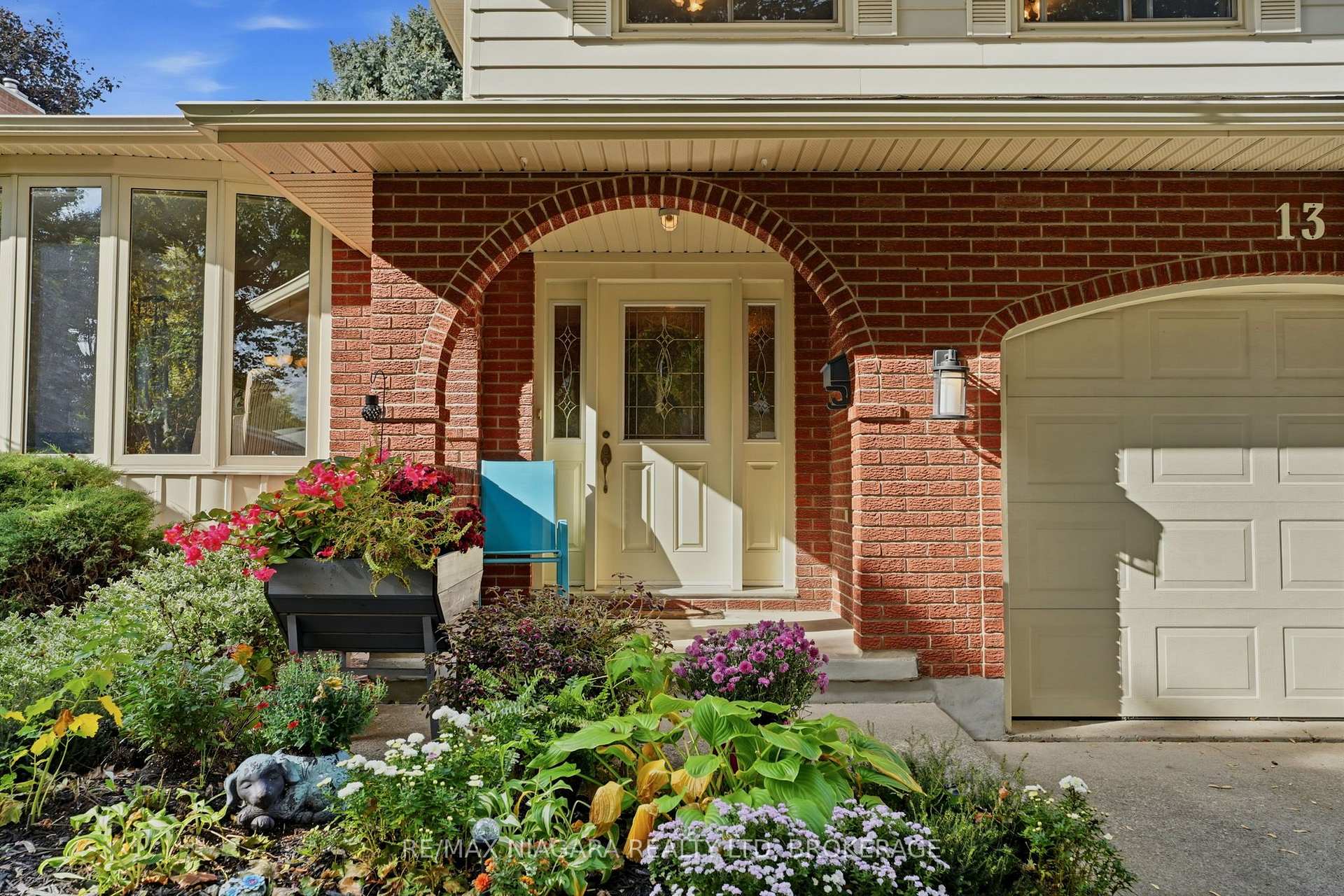 Photo 2 of 13 Chatham Road, St. Catharines, Carlton/Bunting — HOMEH