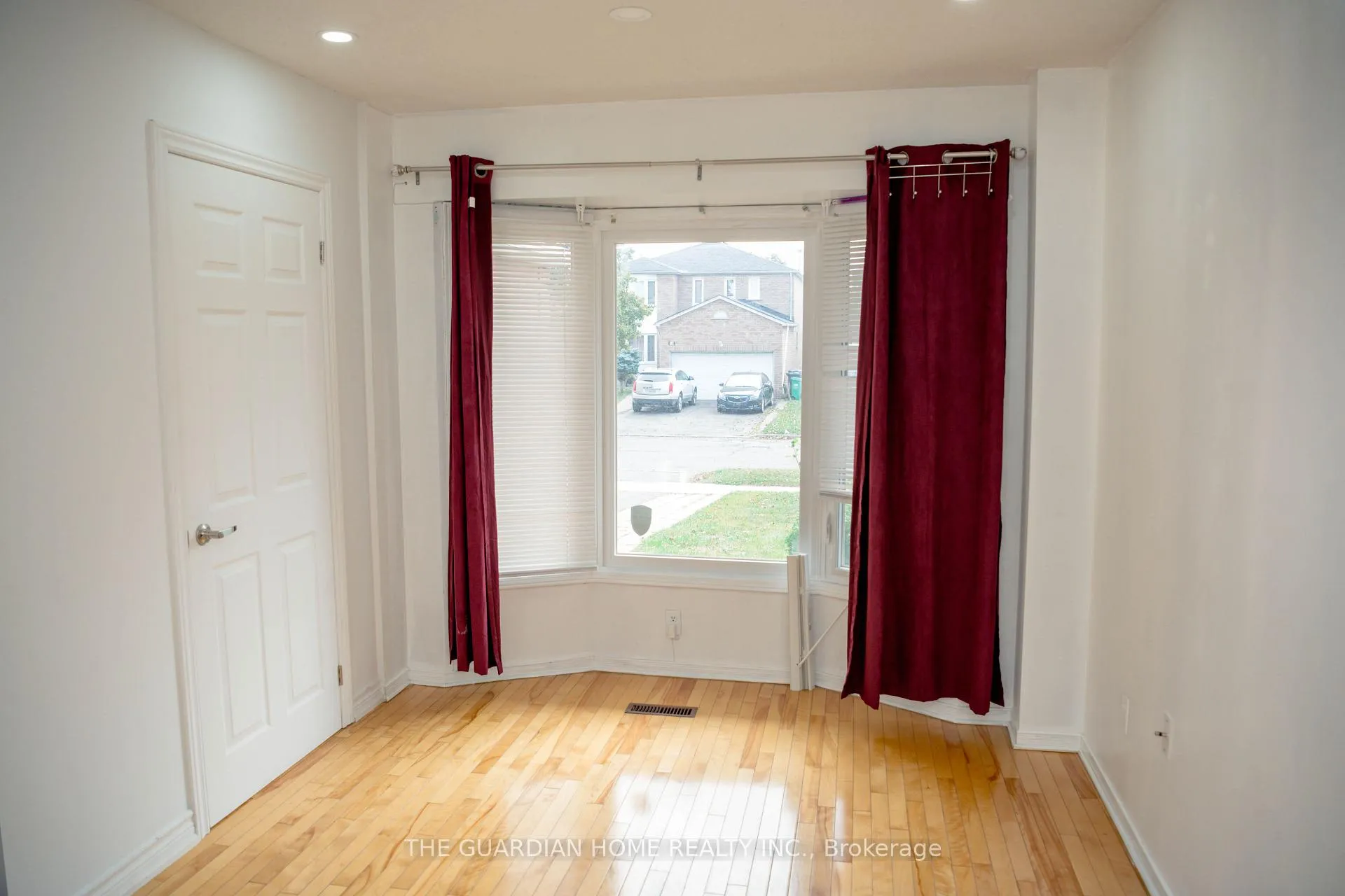 Photo 4 of 11 Burnhope Drive, Brampton, Brampton West — HOMEH
