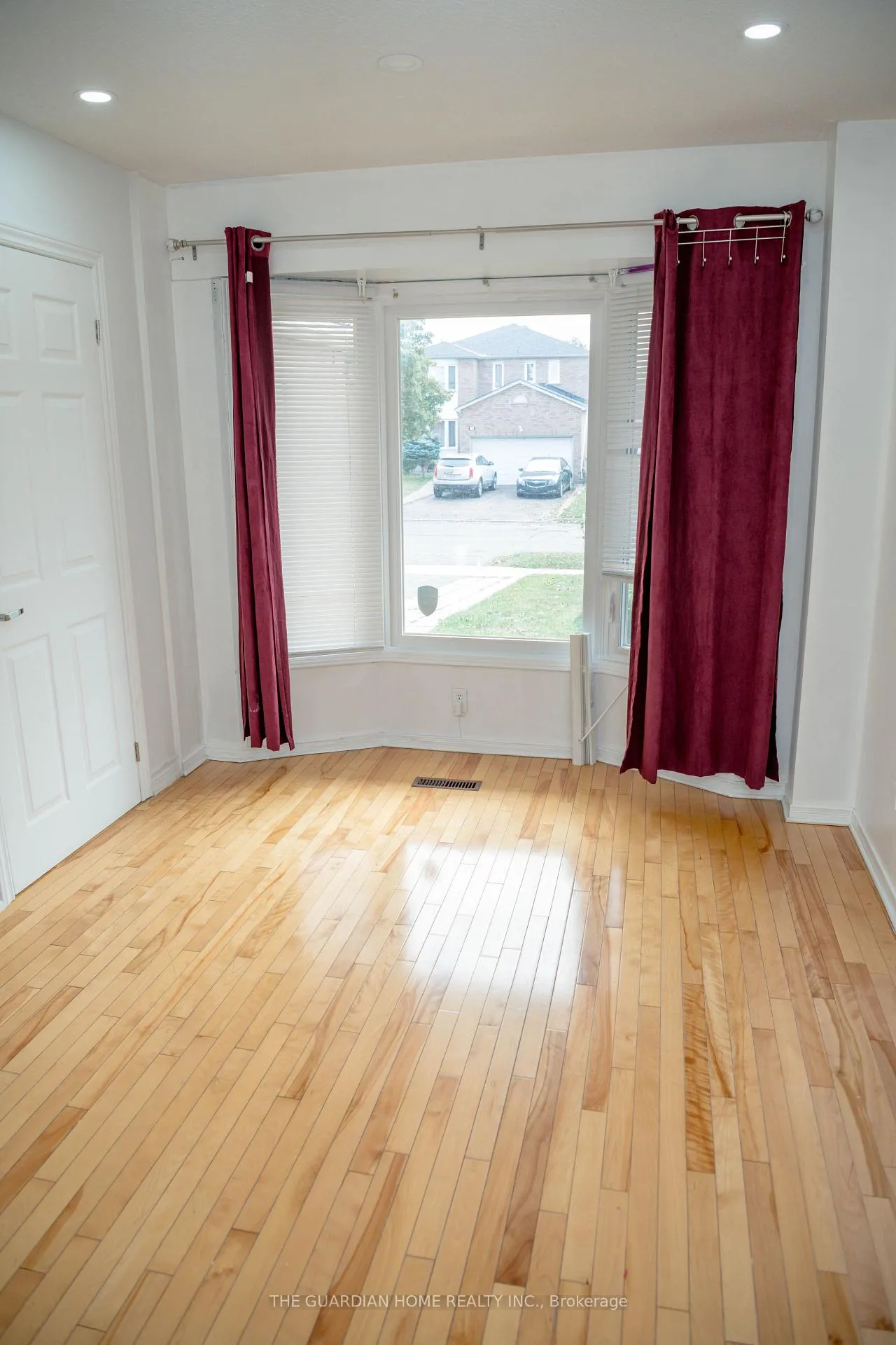 Photo 5 of 11 Burnhope Drive, Brampton, Brampton West — HOMEH