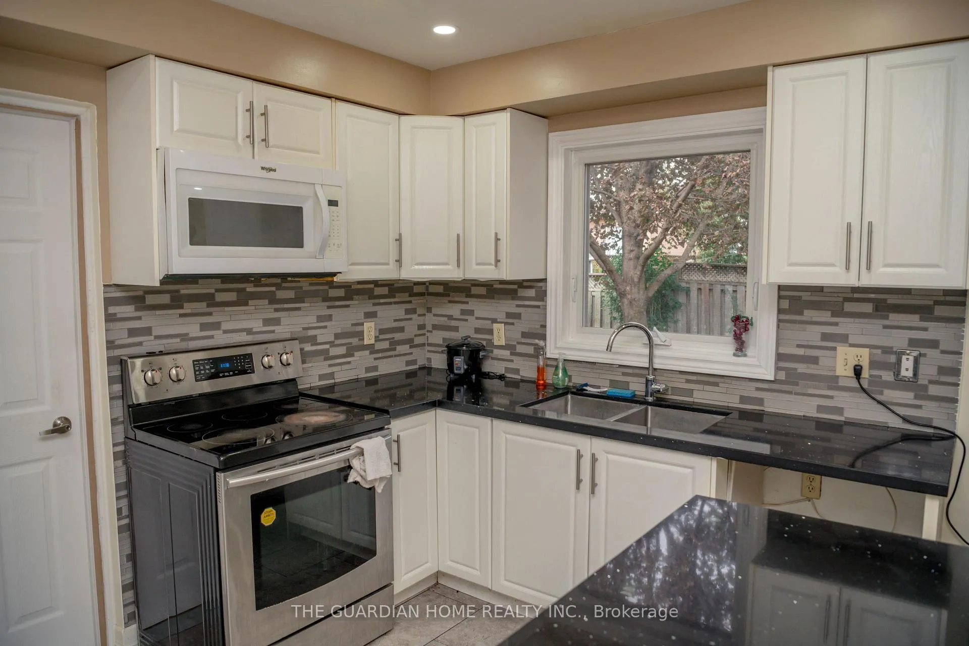 Photo 7 of 11 Burnhope Drive, Brampton, Brampton West — HOMEH