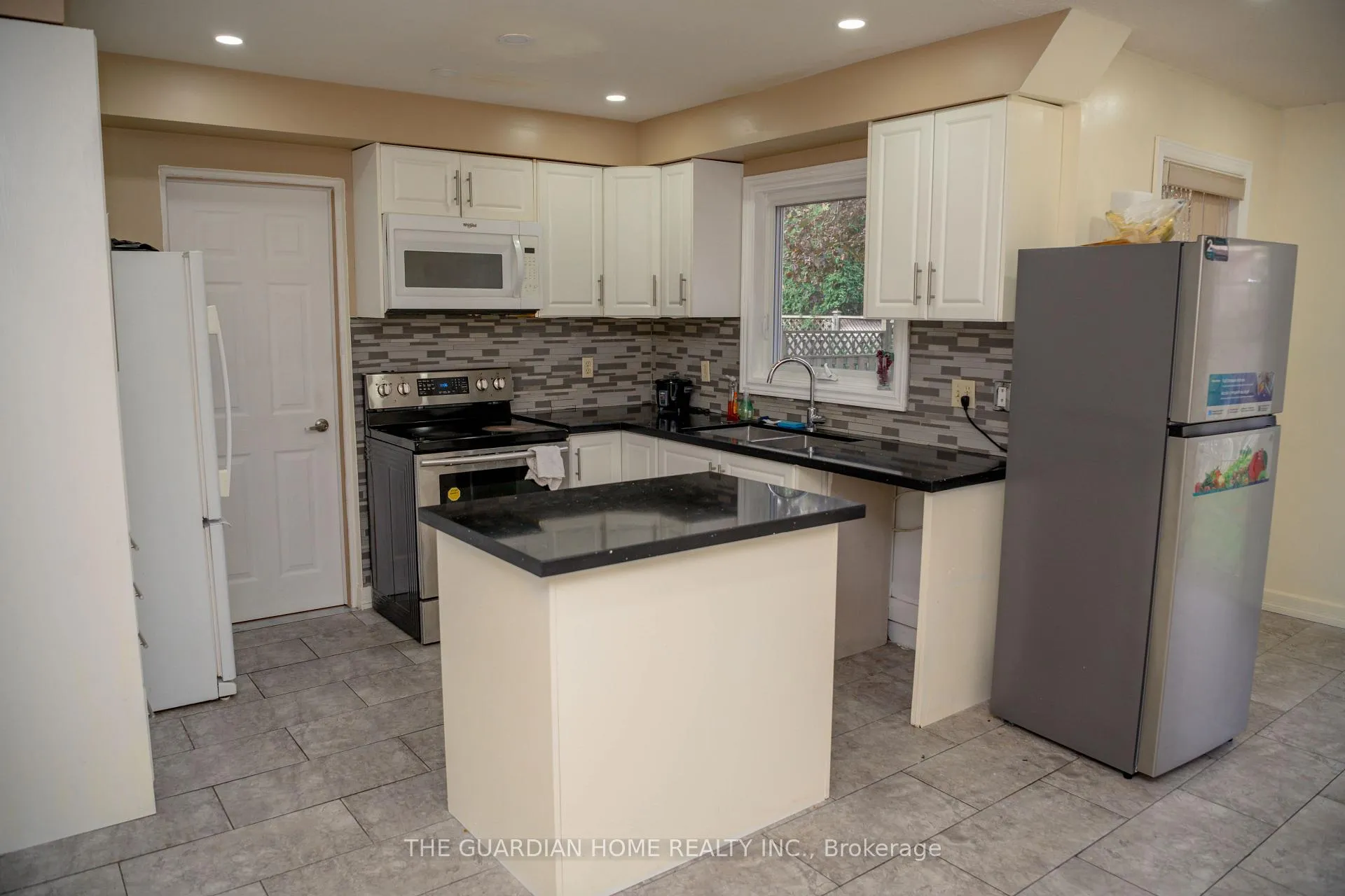 Photo 8 of 11 Burnhope Drive, Brampton, Brampton West — HOMEH