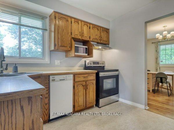 Photo 10 of 80 Pearce Avenue, St. Catharines, Bunting/Linwell — HOMEH