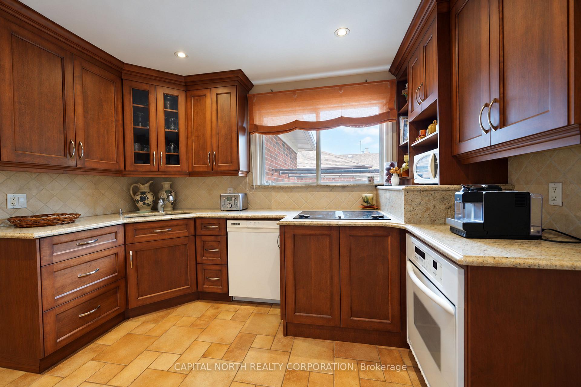 Photo 19 of 11 Erie Street, North York, Maple Leaf — HOMEH