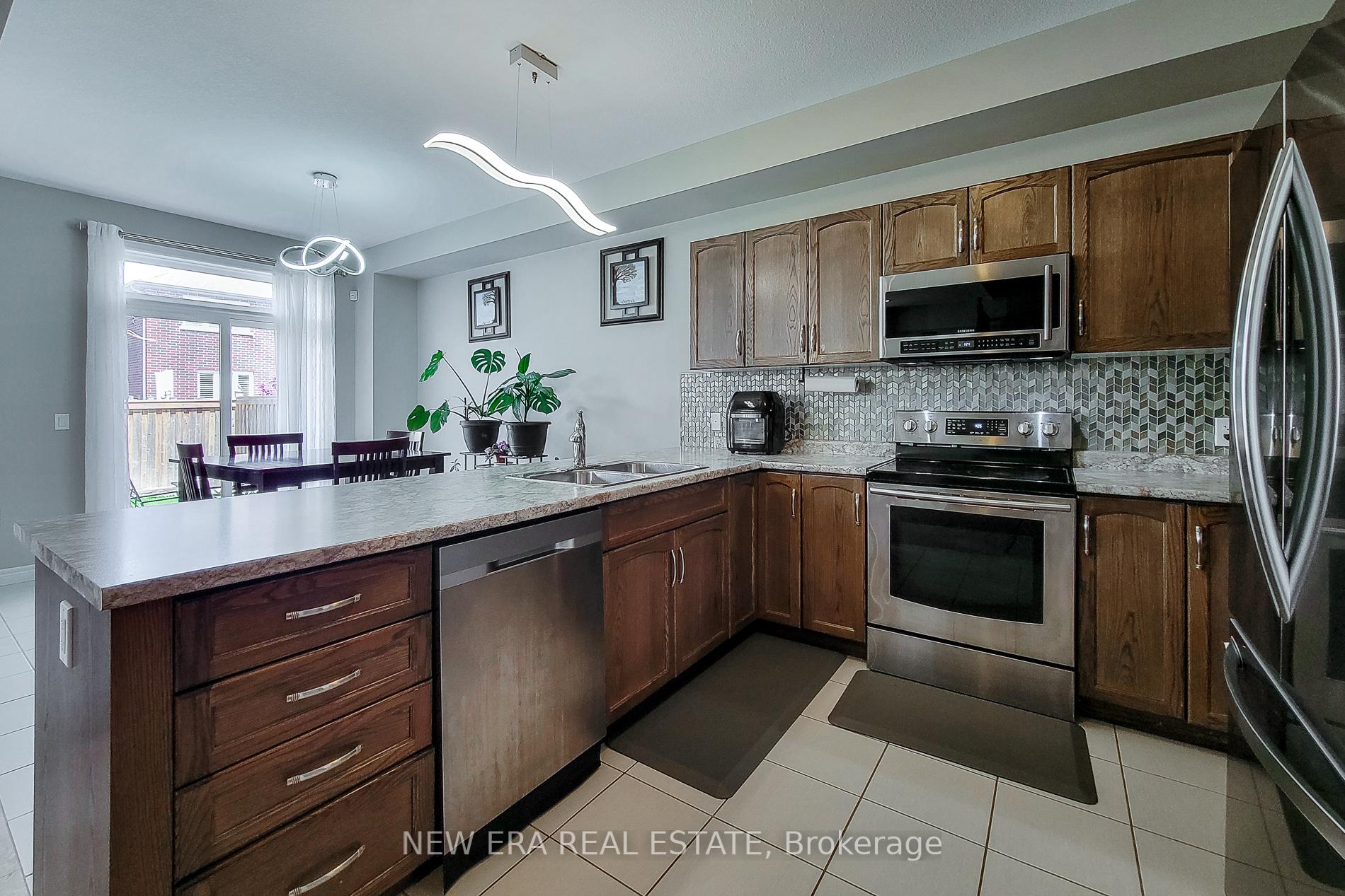 Photo 14 of 40 Fairgrounds Drive, Hamilton, Binbrook — HOMEH