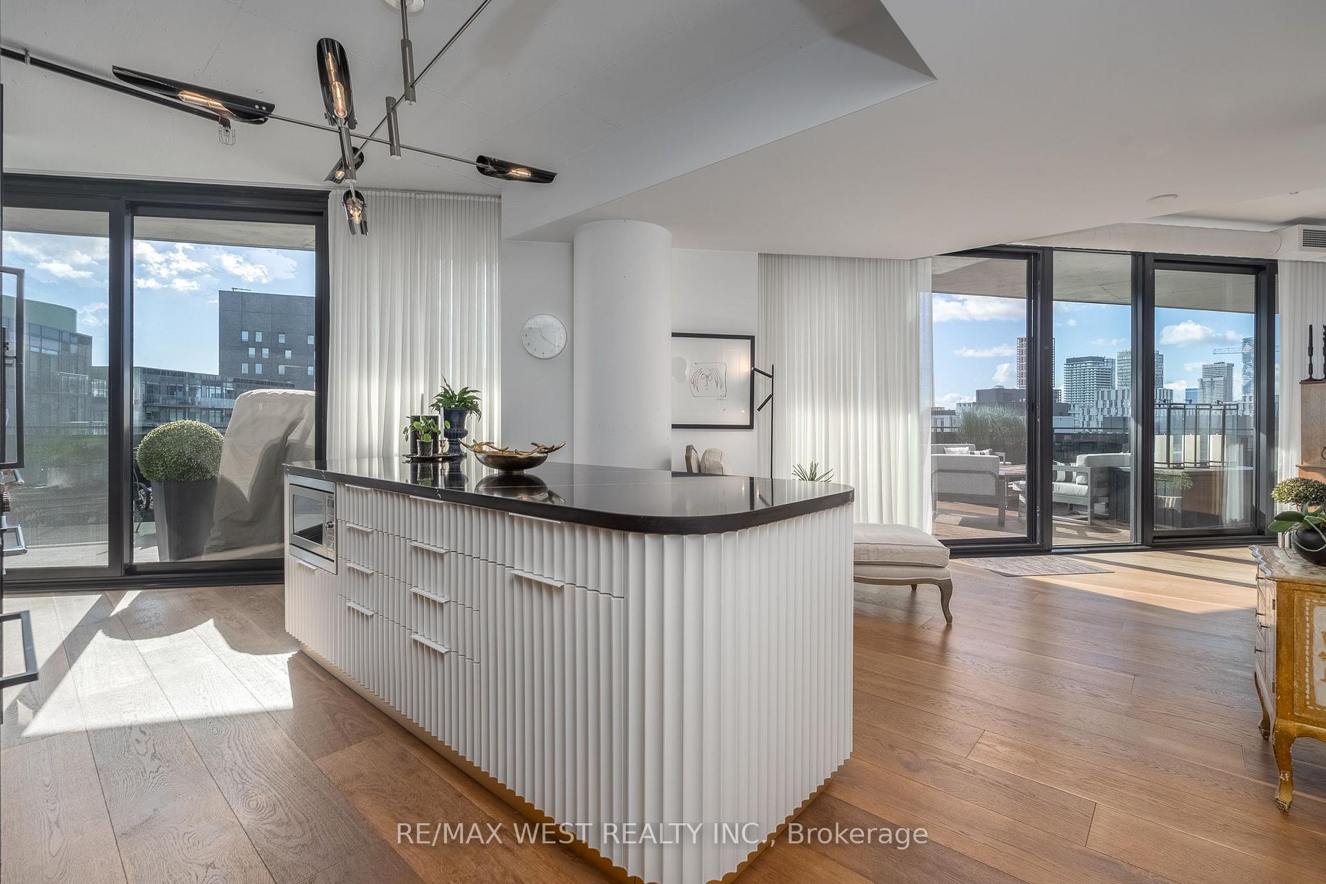 Photo 3 of Unit 1002, 21 Lawren Harris Square, Toronto, Moss Park — HOMEH