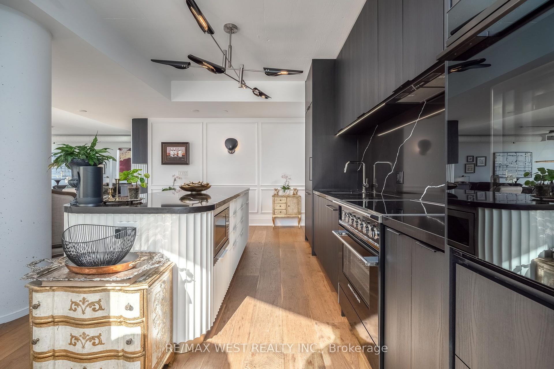 Photo 4 of Unit 1002, 21 Lawren Harris Square, Toronto, Moss Park — HOMEH