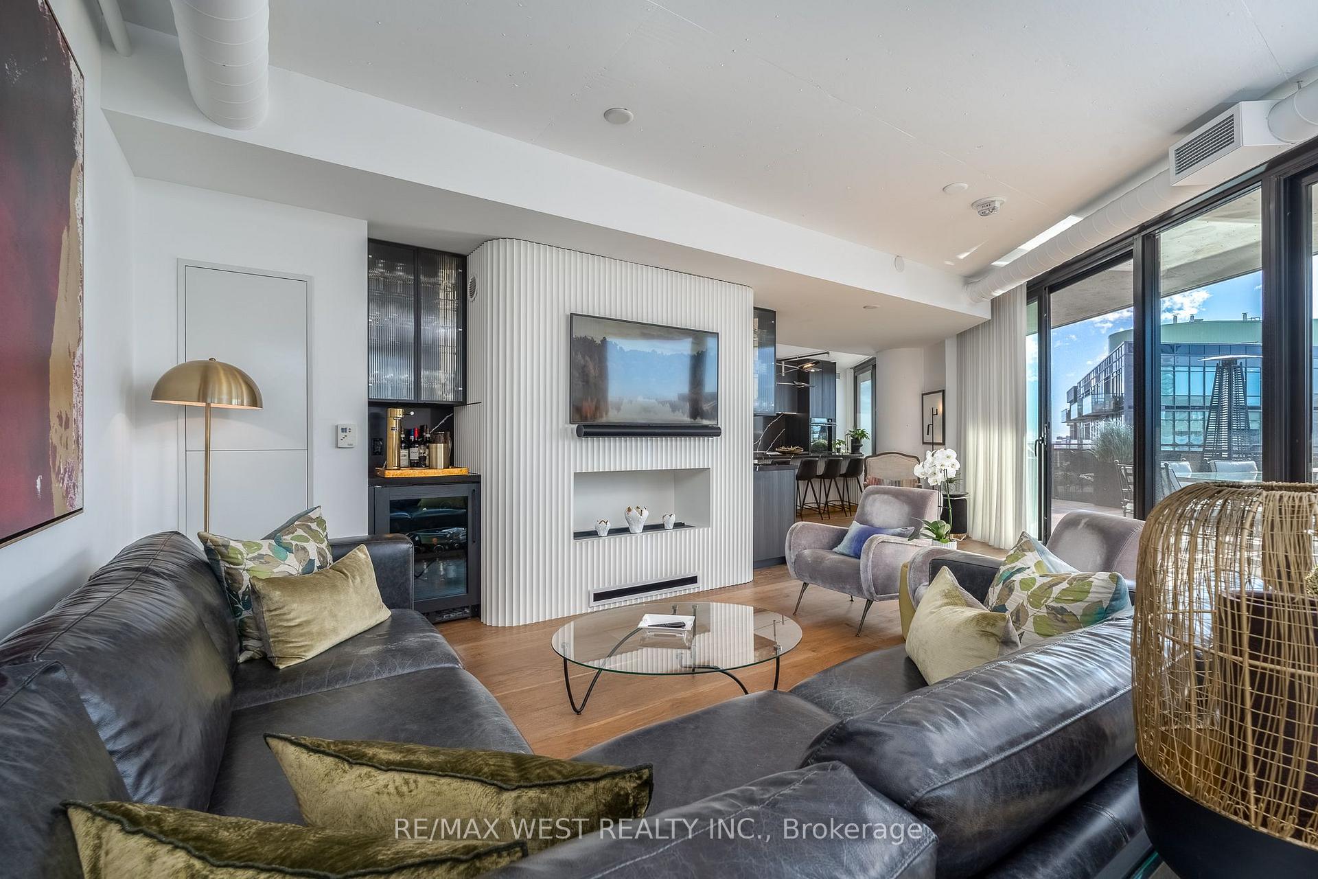 Photo 7 of Unit 1002, 21 Lawren Harris Square, Toronto, Moss Park — HOMEH