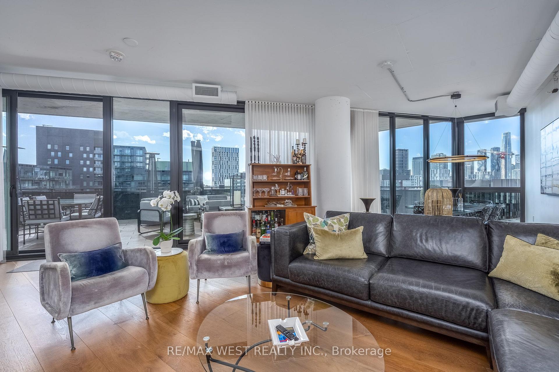 Photo 8 of Unit 1002, 21 Lawren Harris Square, Toronto, Moss Park — HOMEH