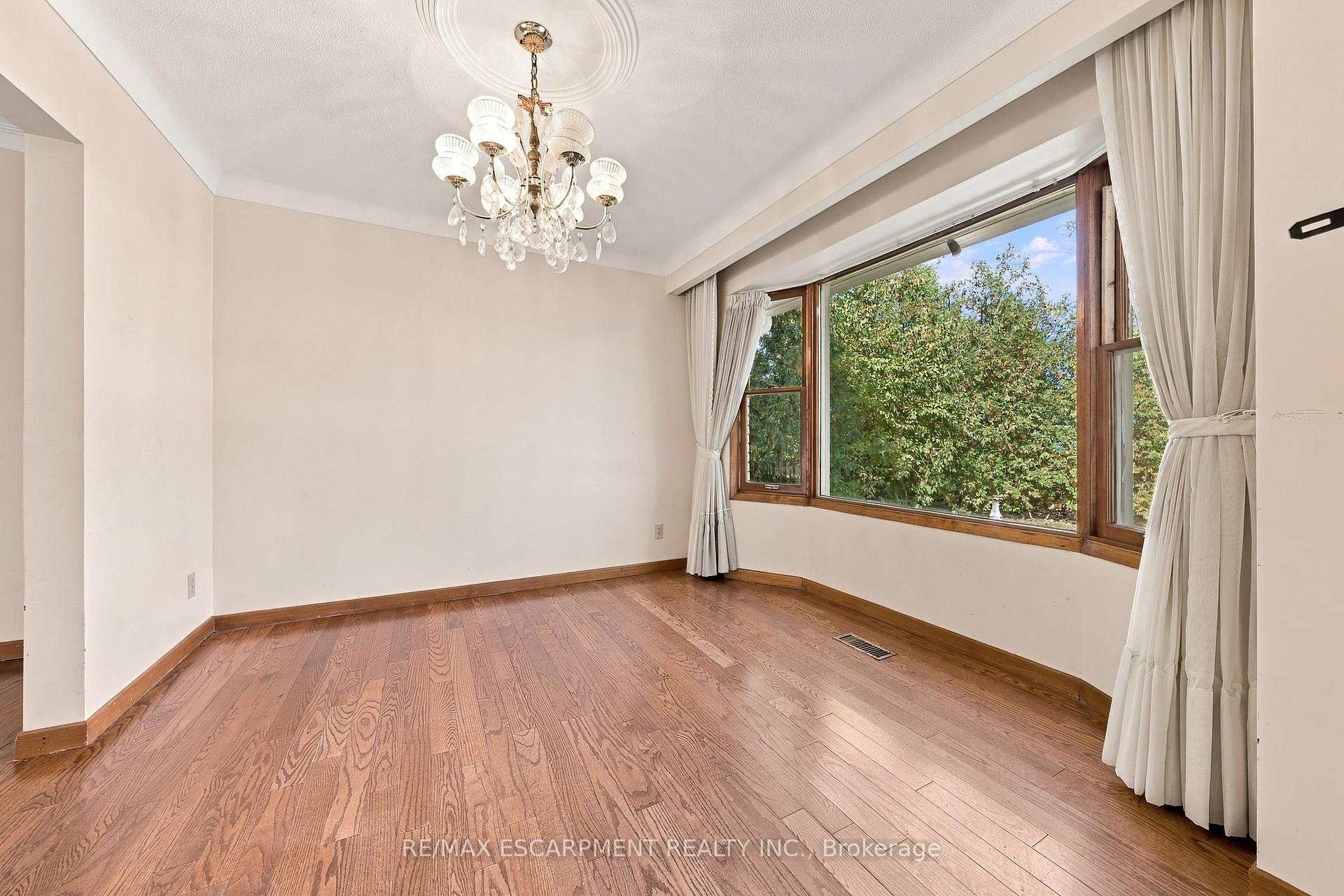 Photo 4 of 2429 Redfern Road, Burlington, Brant — HOMEH