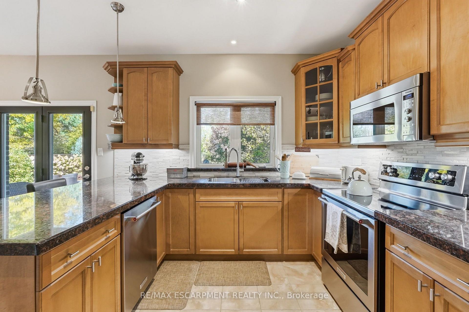 Photo 13 of 14 Gavin Drive, Hamilton, Freelton — HOMEH