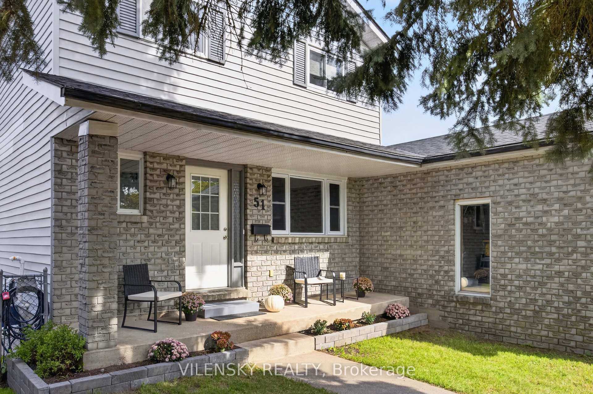 Photo 3 of 51 Mcconkey Place, Barrie, Allandale Heights — HOMEH