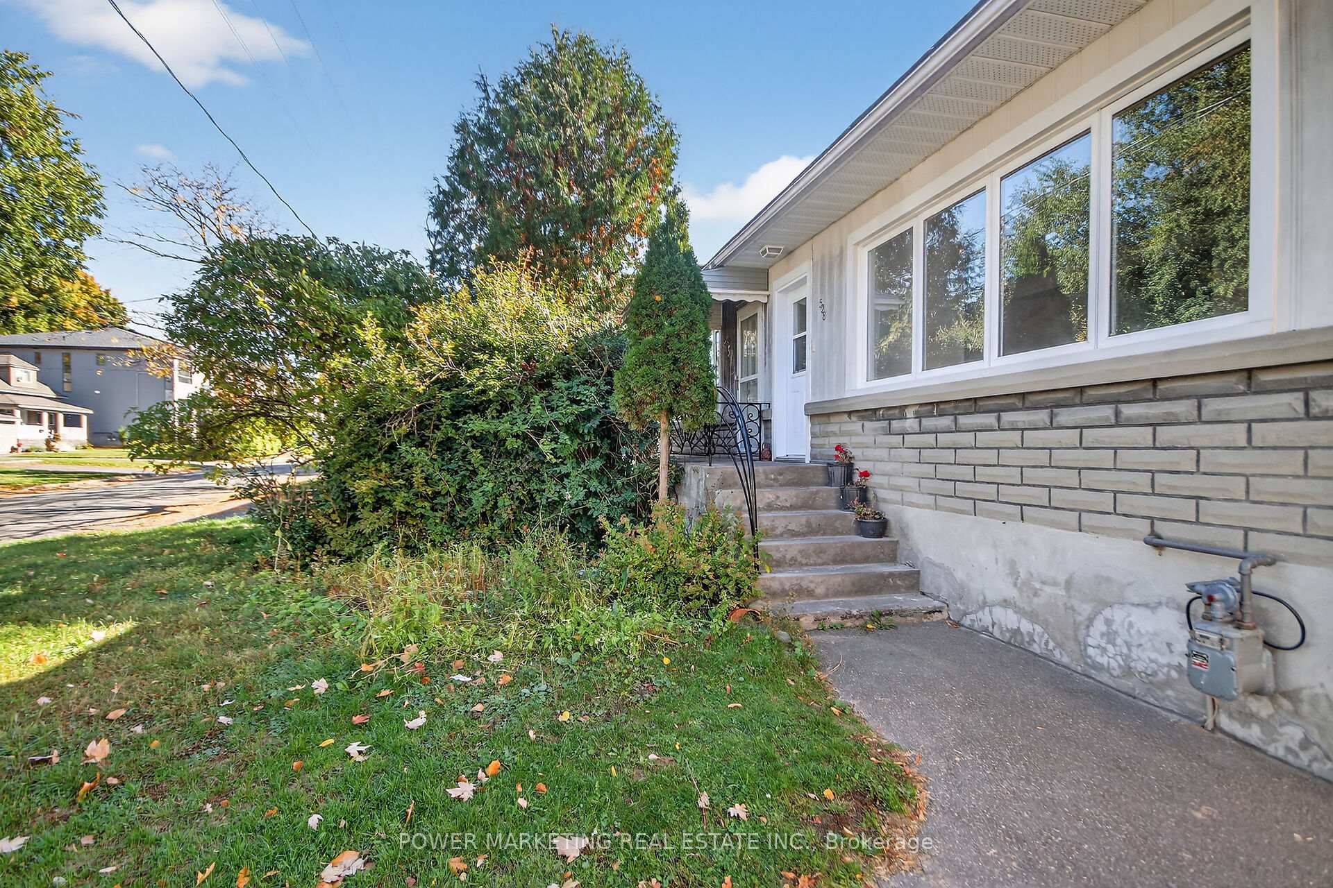 Photo 3 of 528 Mutual Street, Ottawa, Castle Heights — HOMEH