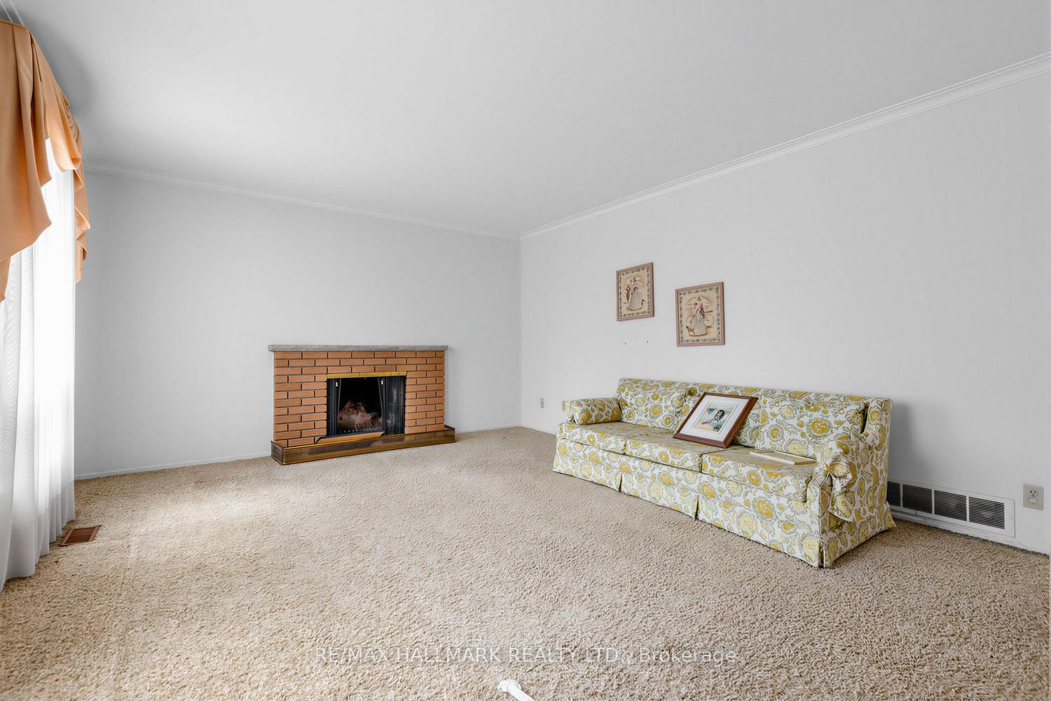 Photo 5 of 691 Conacher Drive, North York, Newtonbrook East — HOMEH