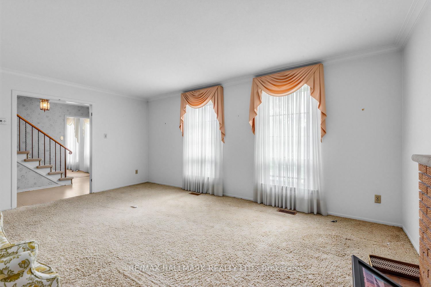 Photo 6 of 691 Conacher Drive, North York, Newtonbrook East — HOMEH