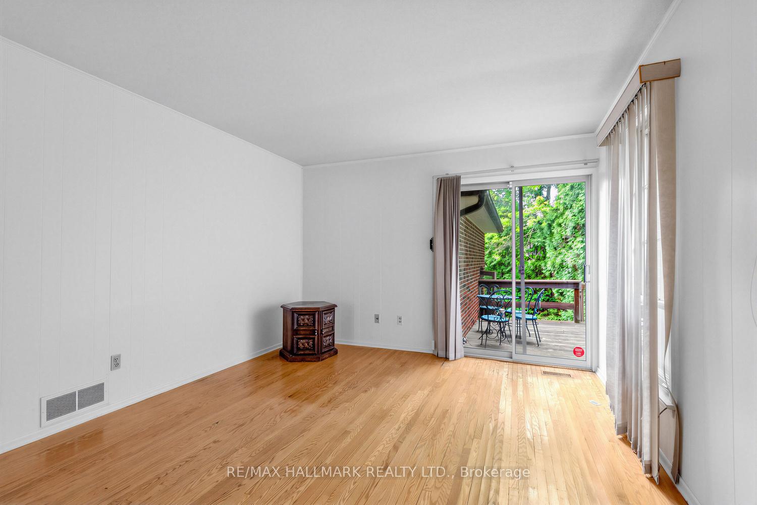 Photo 13 of 691 Conacher Drive, North York, Newtonbrook East — HOMEH