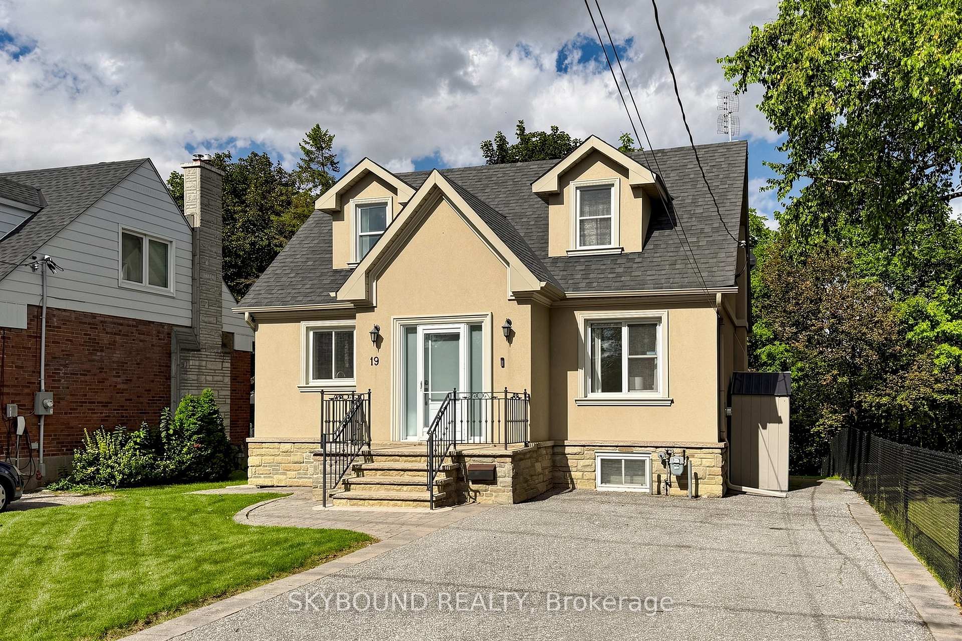 Photo 2 of 19 Riverview Heights, Etobicoke, Humber Heights — HOMEH