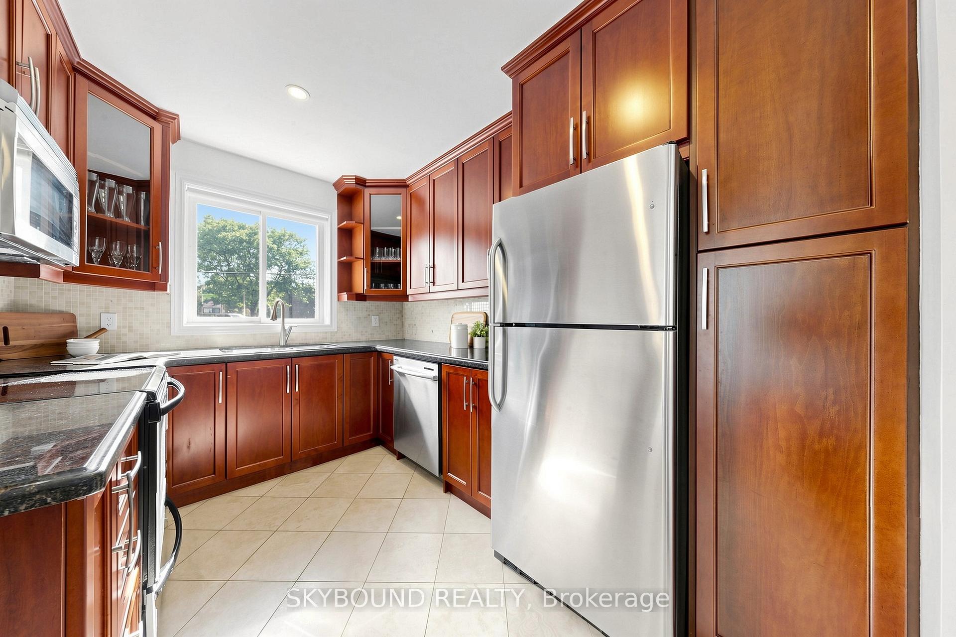 Photo 9 of 19 Riverview Heights, Etobicoke, Humber Heights — HOMEH