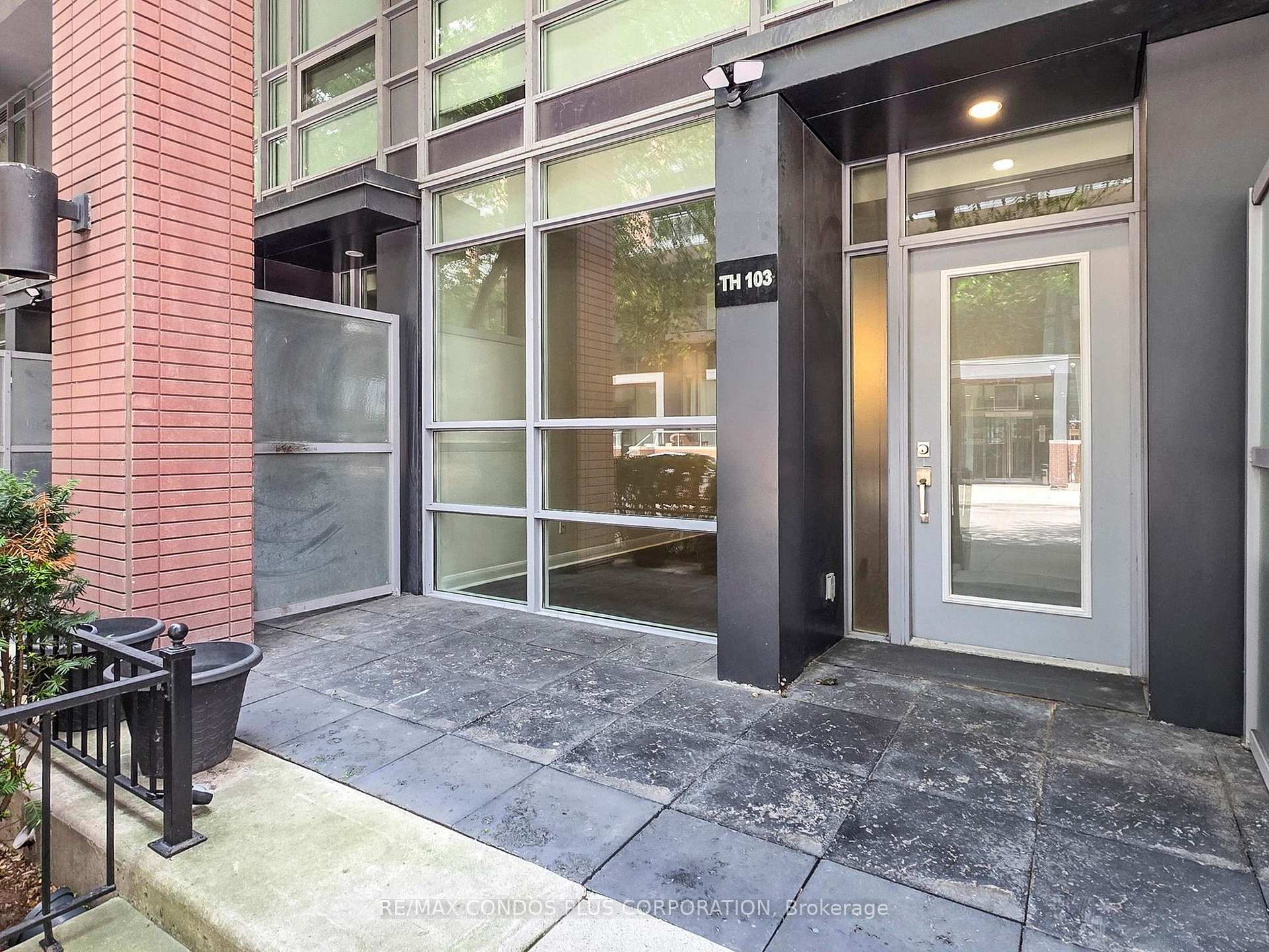 Photo 5 of Unit 103, 15 Bruyeres Mews, Toronto, Niagara — HOMEH