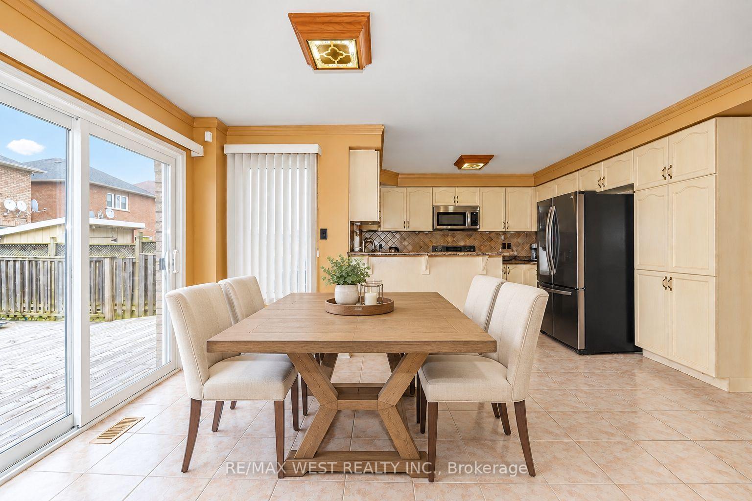 Photo 3 of 277 Queen Mary Drive, Brampton, Fletcher's Meadow — HOMEH