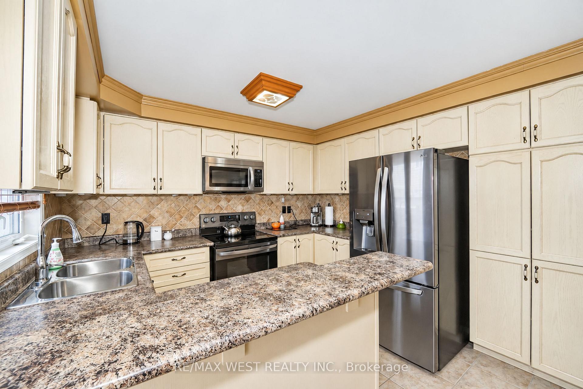 Photo 4 of 277 Queen Mary Drive, Brampton, Fletcher's Meadow — HOMEH