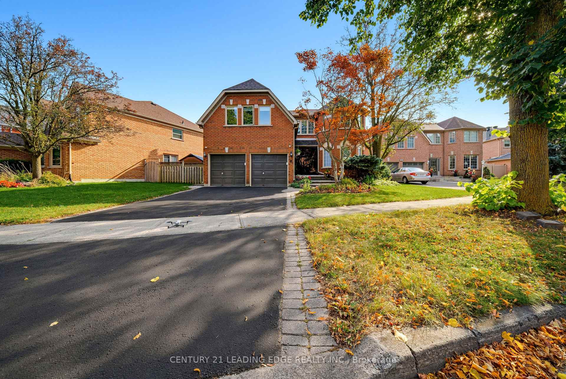 Photo 2 of 8 Mooreland Court, Markham, Markham Village — HOMEH