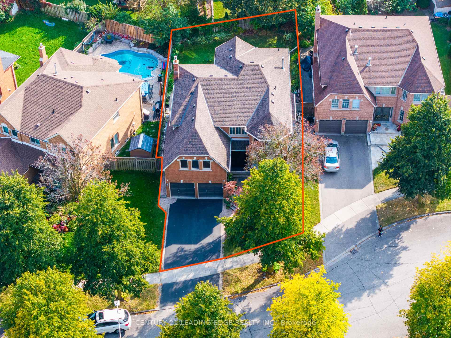 Photo 3 of 8 Mooreland Court, Markham, Markham Village — HOMEH