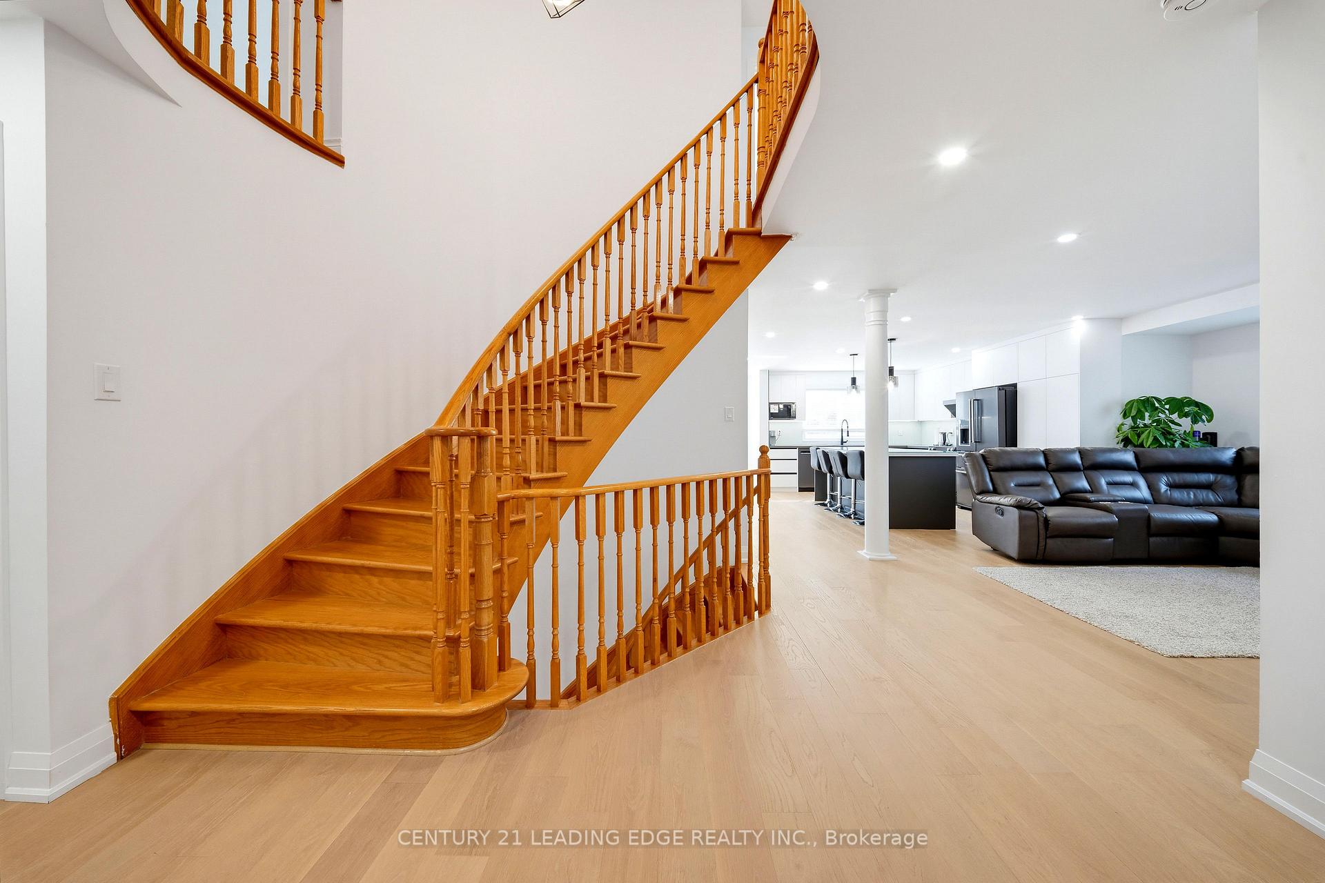 Photo 10 of 8 Mooreland Court, Markham, Markham Village — HOMEH