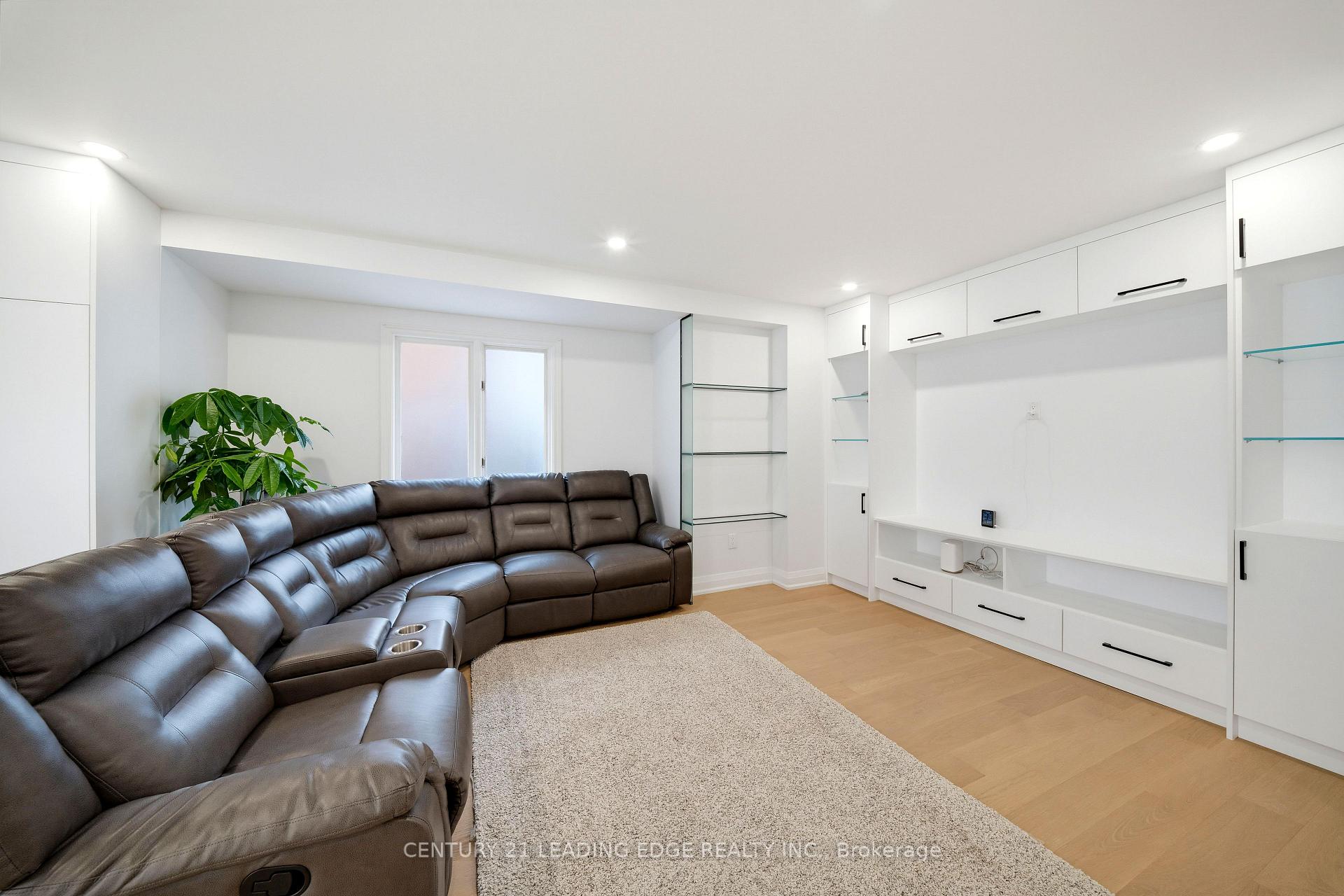 Photo 12 of 8 Mooreland Court, Markham, Markham Village — HOMEH