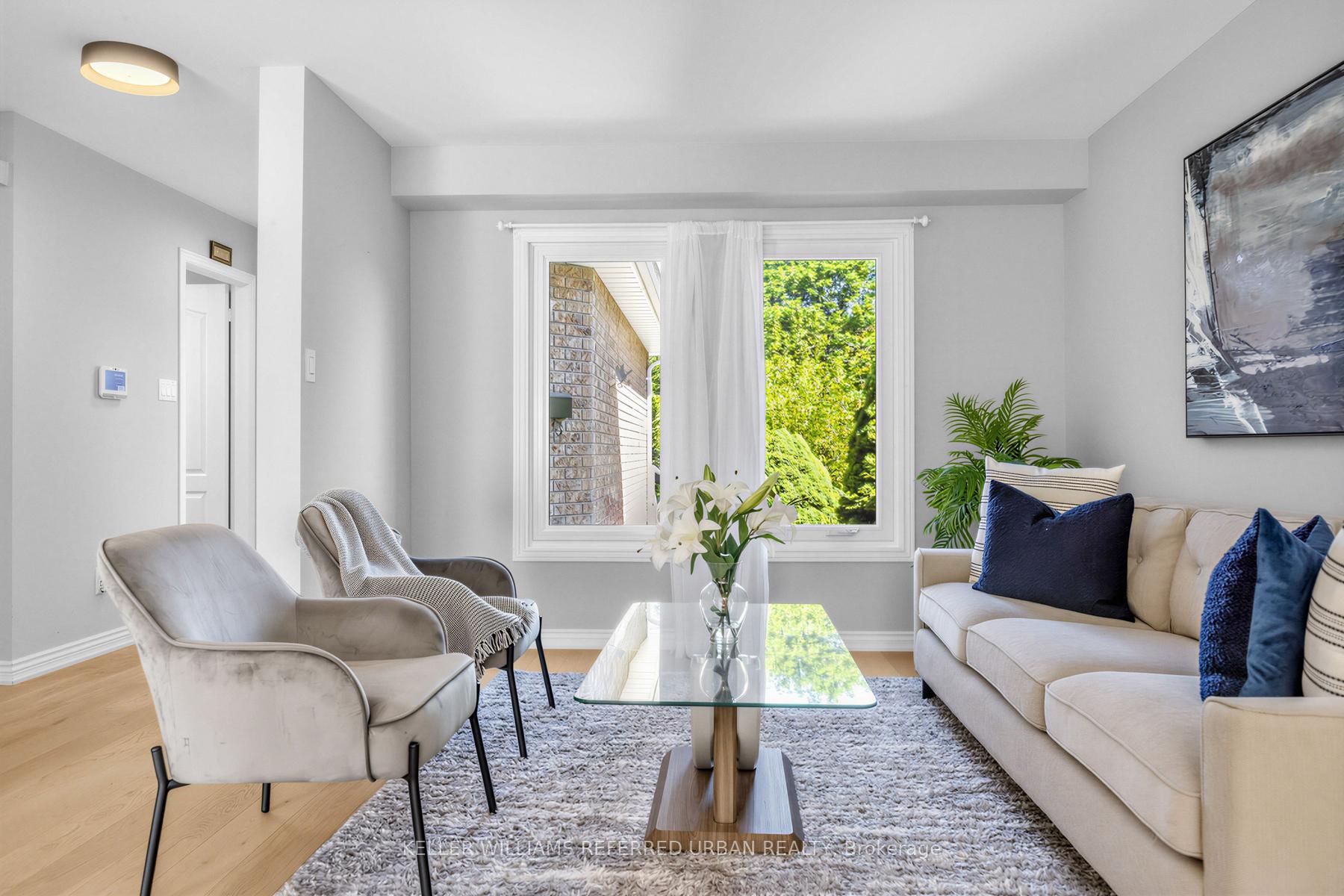 Photo 4 of 350 Pickering Crescent, Newmarket, Gorham-College Manor — HOMEH