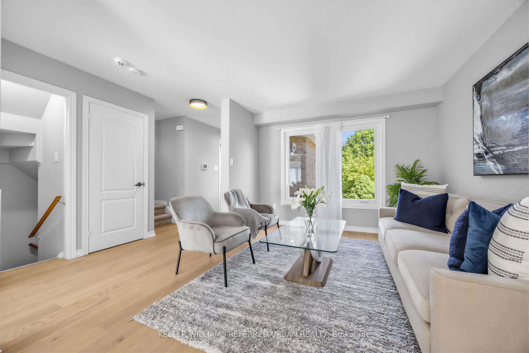 Photo 5 of 350 Pickering Crescent, Newmarket, Gorham-College Manor — HOMEH