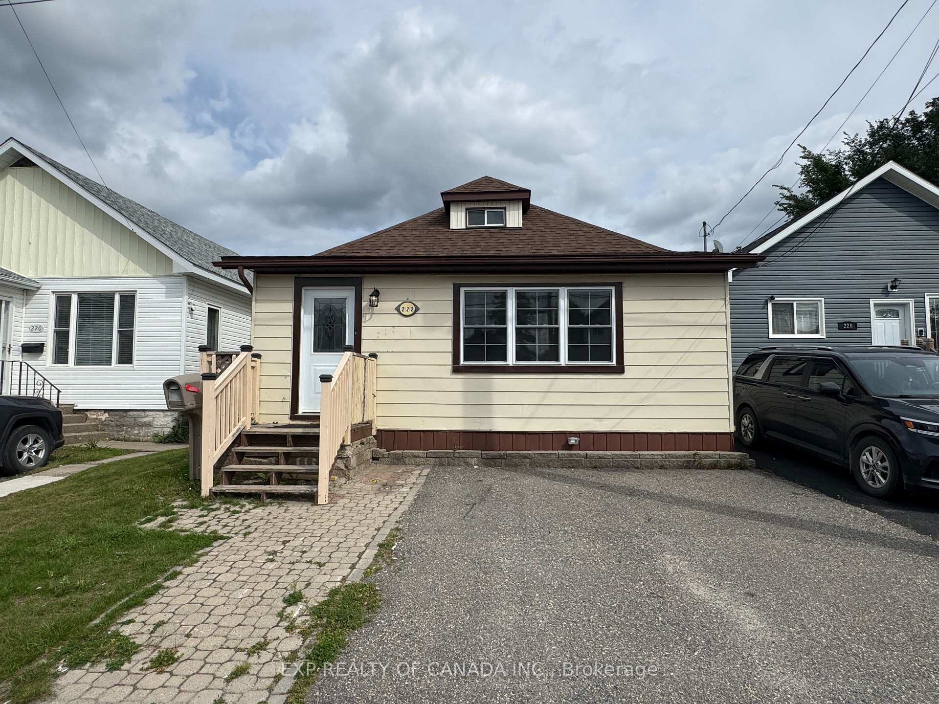 Photo of 222 Maple Street S