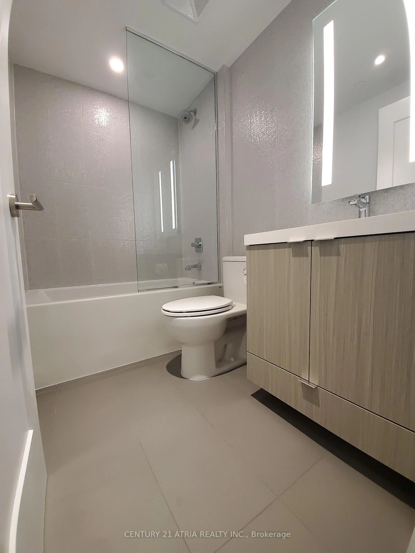 Photo 4 of Unit 2424, 585 Bloor Street E, Toronto, North St. James Town — HOMEH