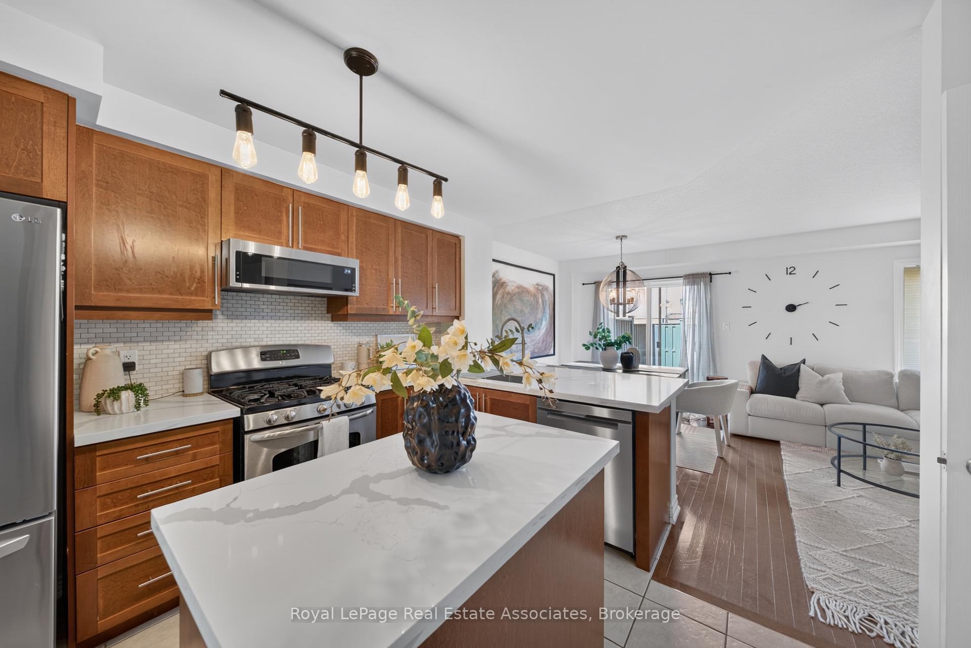 Photo 2 of Unit 22, 10 Pumpkin Pass, Hamilton, Binbrook — HOMEH