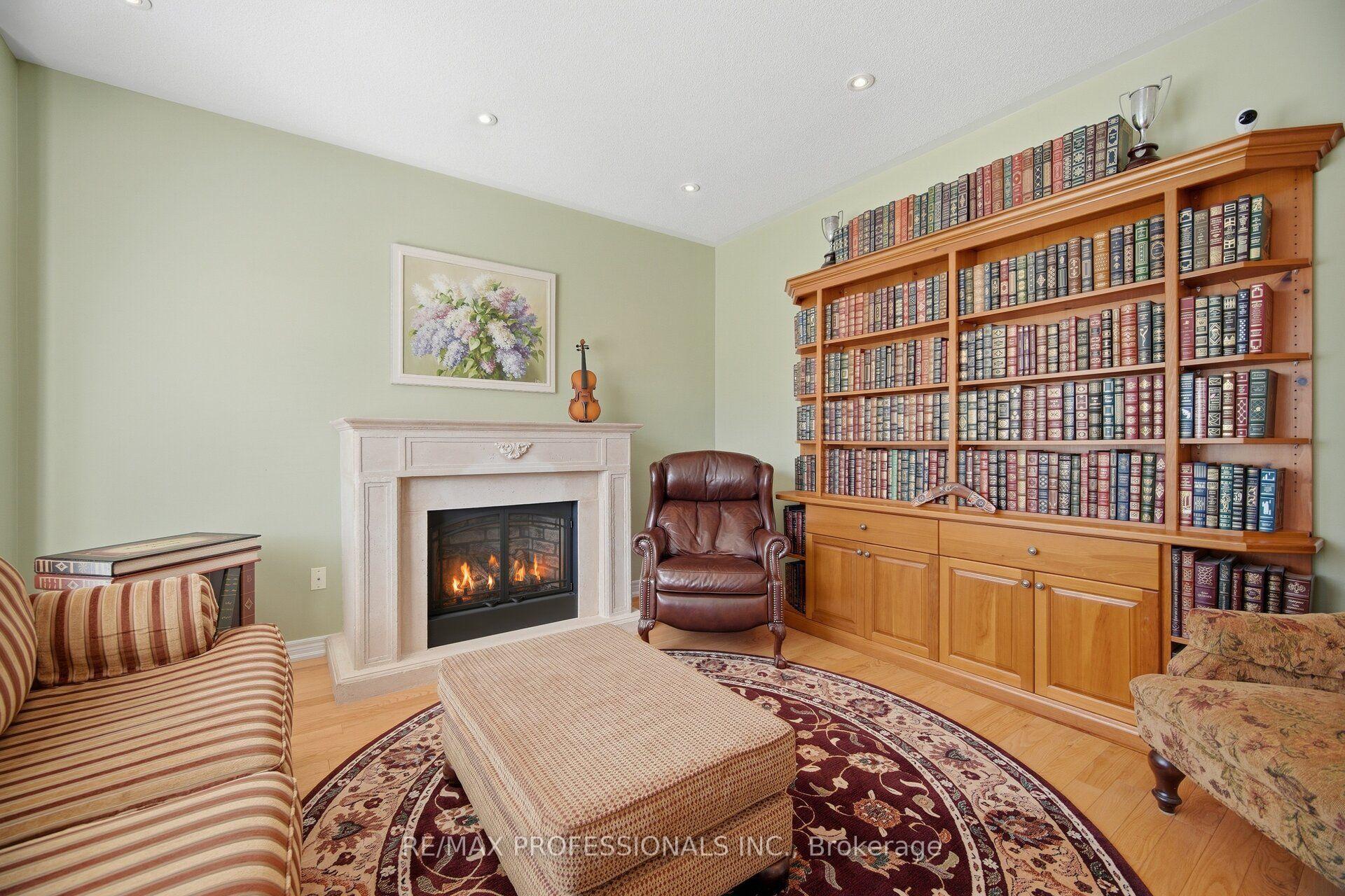 Photo 10 of 13 Dokkum Crescent, Brampton, Snelgrove — HOMEH